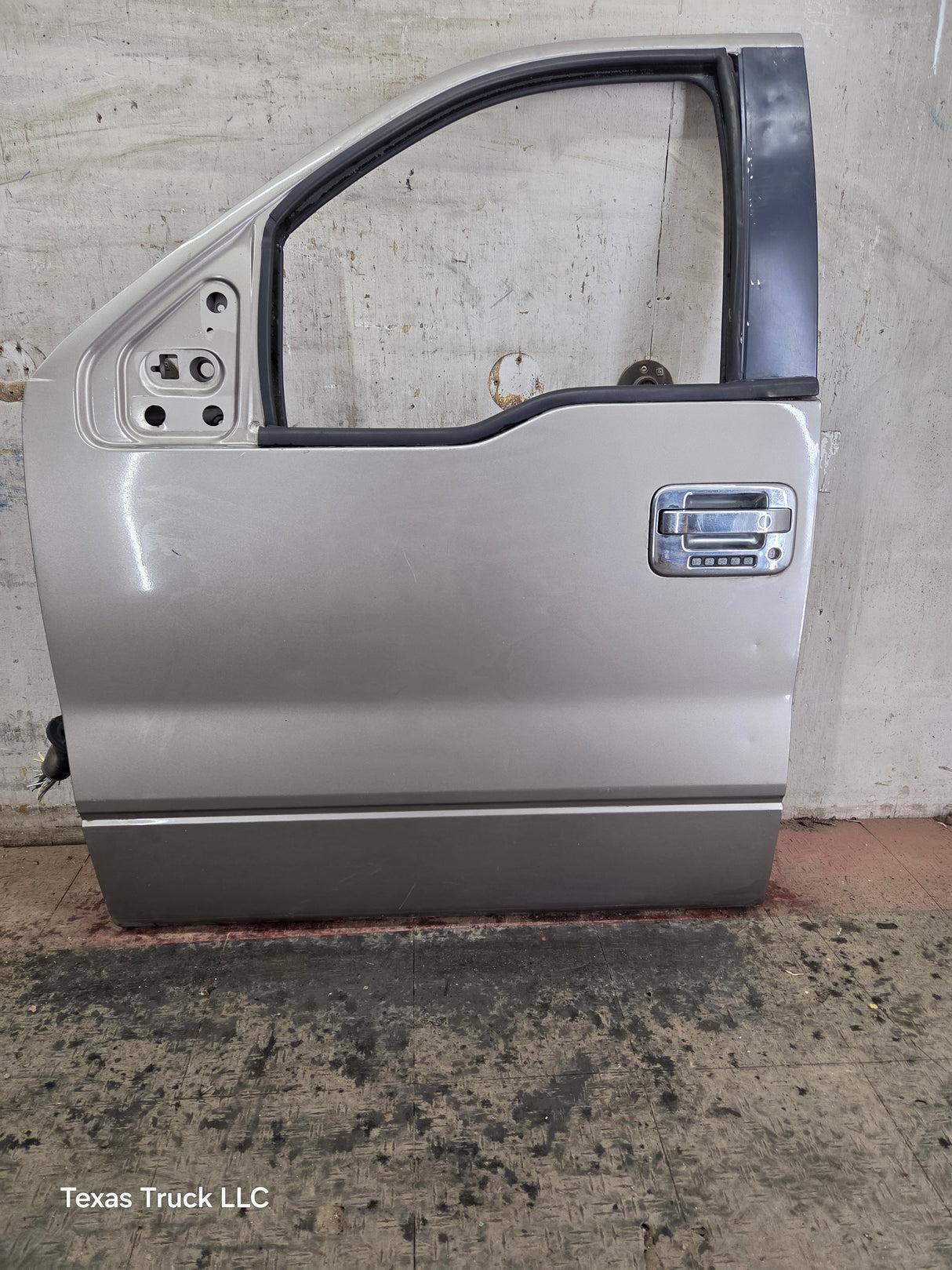 2004-2008 Ford F150 Crew Cab Driver Side Front Door LH