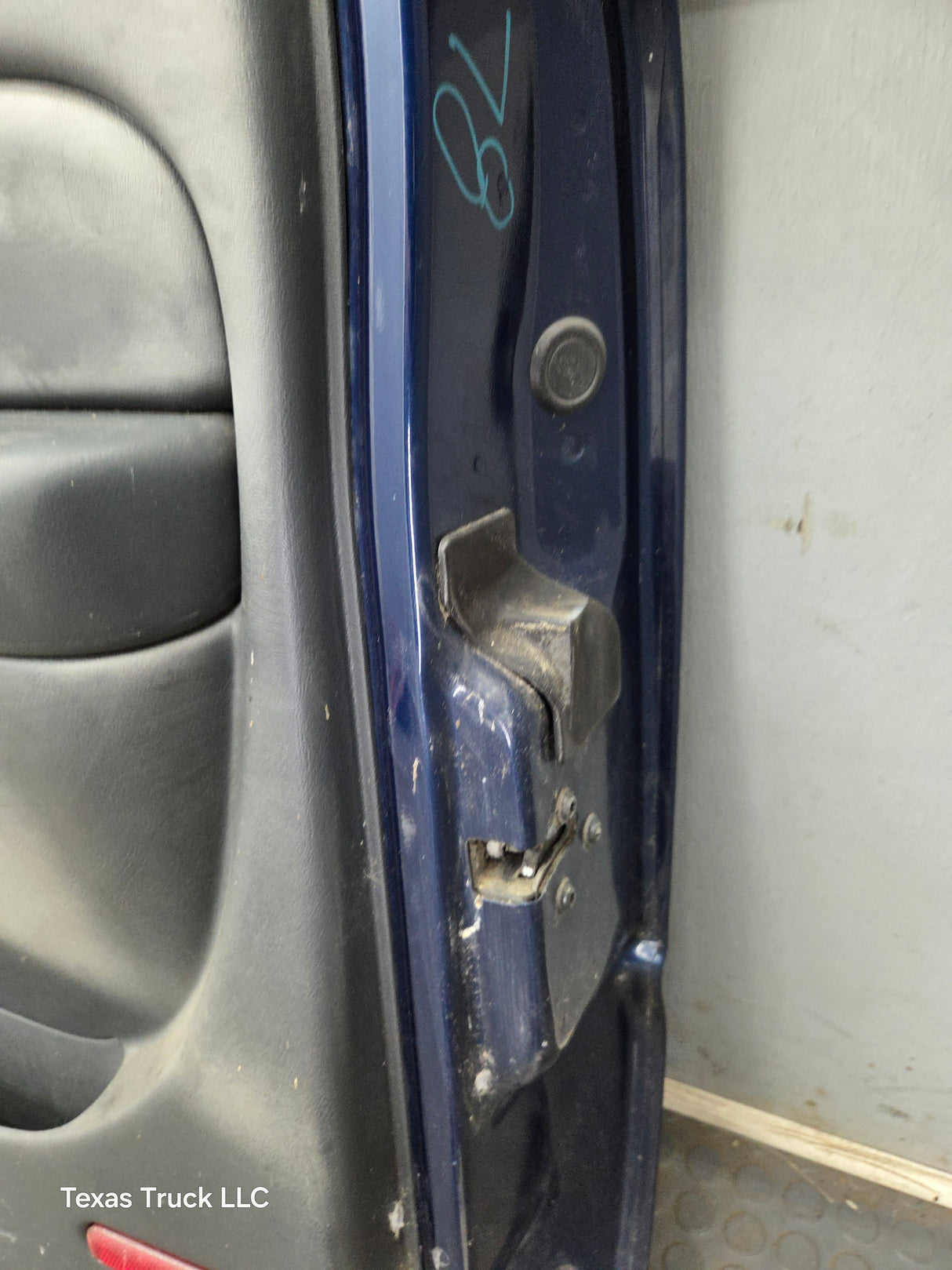 1999-2006 Chevrolet Silverado / GMC Sierra 1500 2500 3500 HD Front Passenger side Door RH