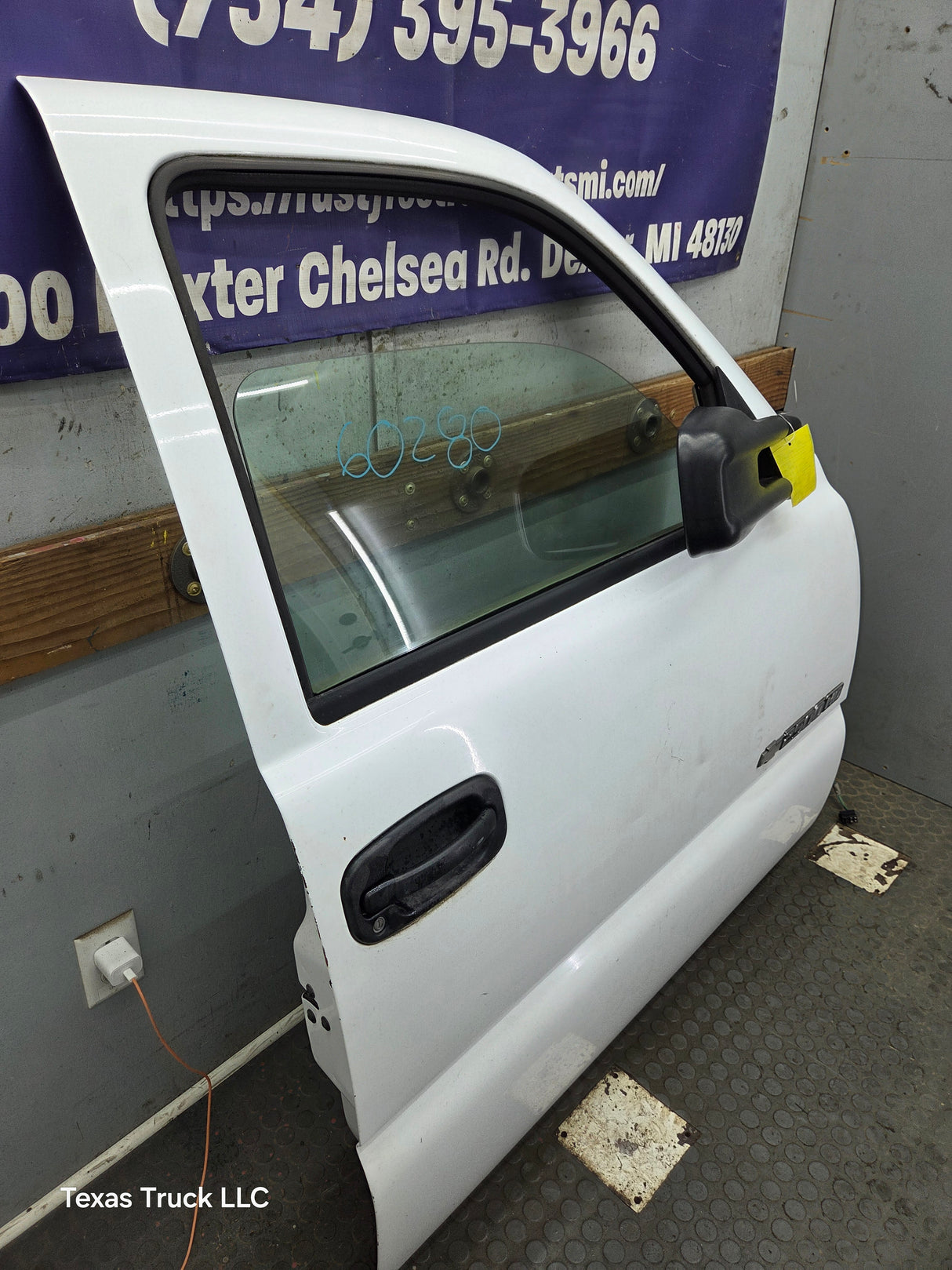 1999-2006 Chevrolet Silverado / GMC Sierra 1500 2500 3500 HD Front Passenger side Door RH