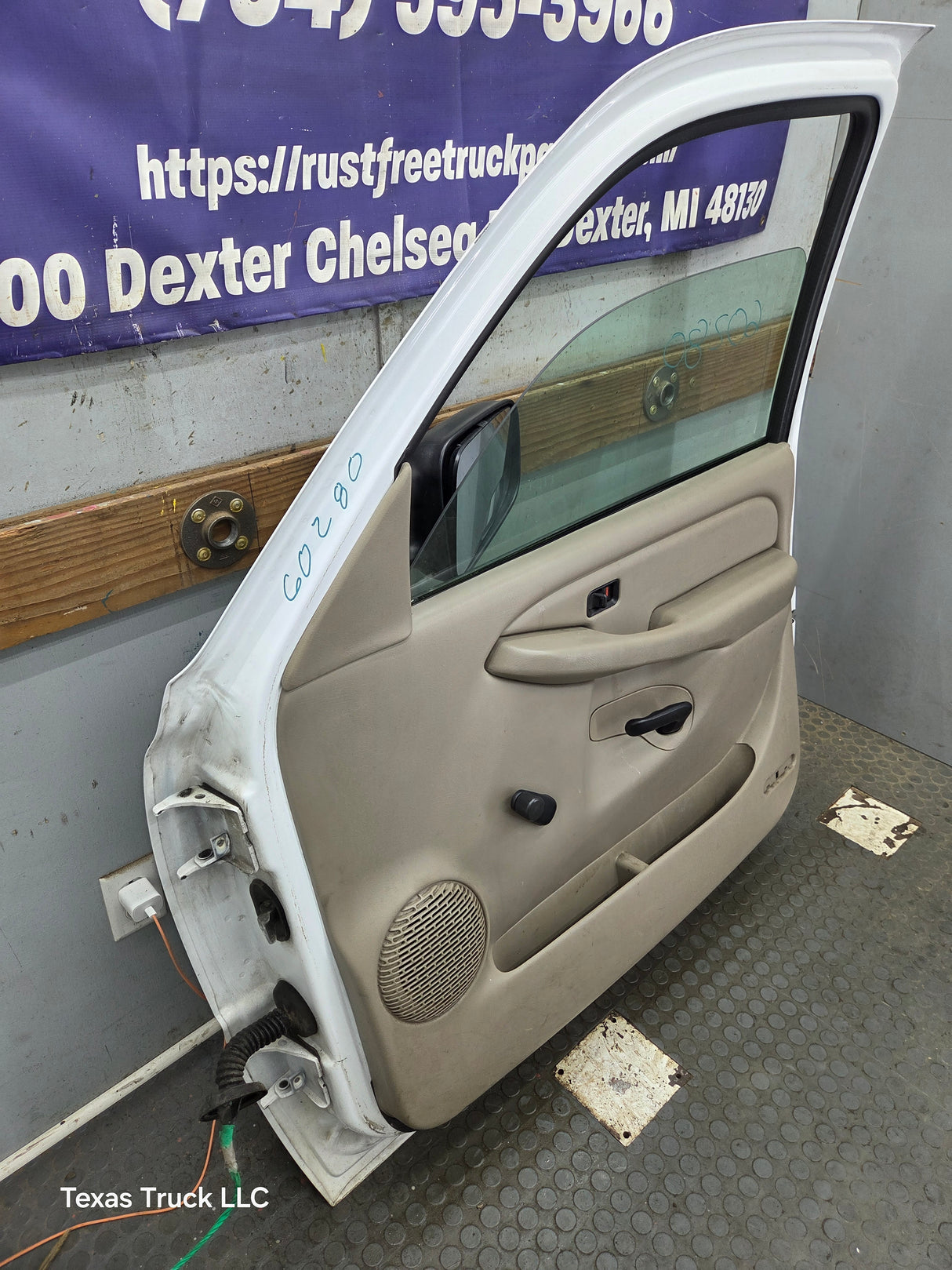 1999-2006 Chevrolet Silverado / GMC Sierra 1500 2500 3500 HD Front Passenger side Door RH