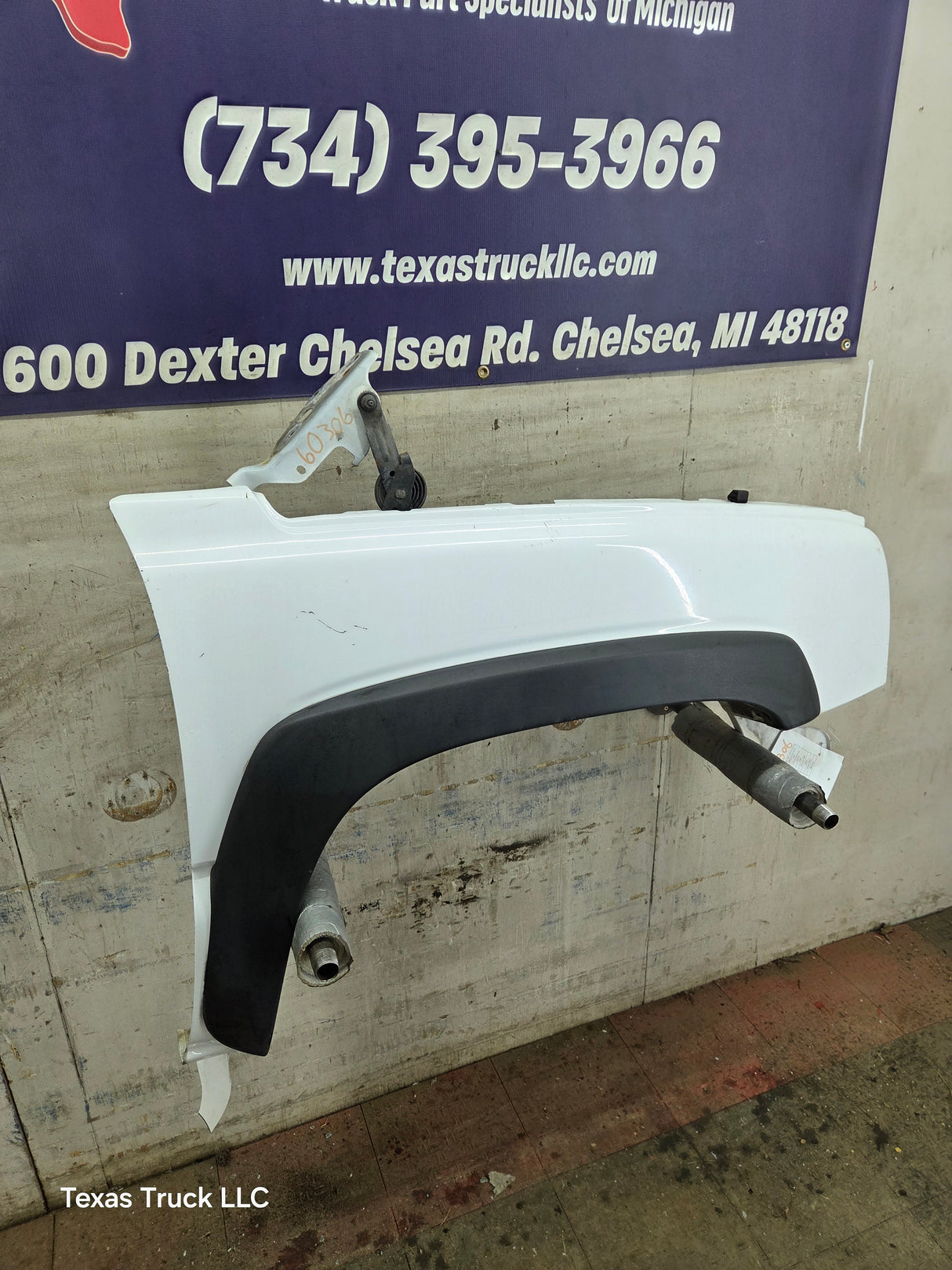 2003-2007 Chevrolet Silverado / Tahoe / Suburban 1500 2500 3500 HD RH Passenger Side "Cateye" Front Fender - Summit White