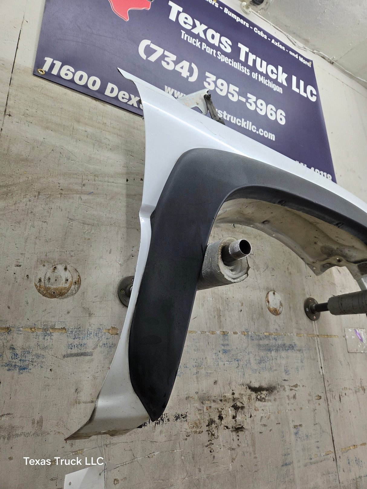 2003-2007 Chevrolet Silverado / Tahoe / Suburban 1500 2500 3500 HD RH Passenger Side "Cateye" Front Fender - Summit White