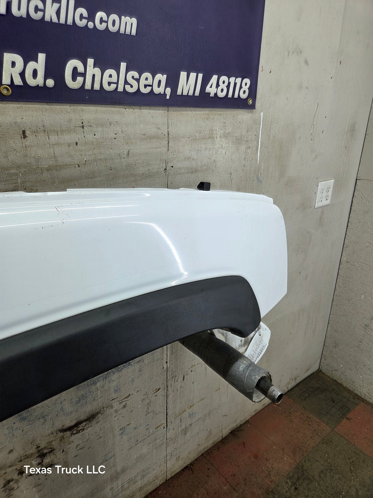 2003-2007 Chevrolet Silverado / Tahoe / Suburban 1500 2500 3500 HD RH Passenger Side "Cateye" Front Fender - Summit White