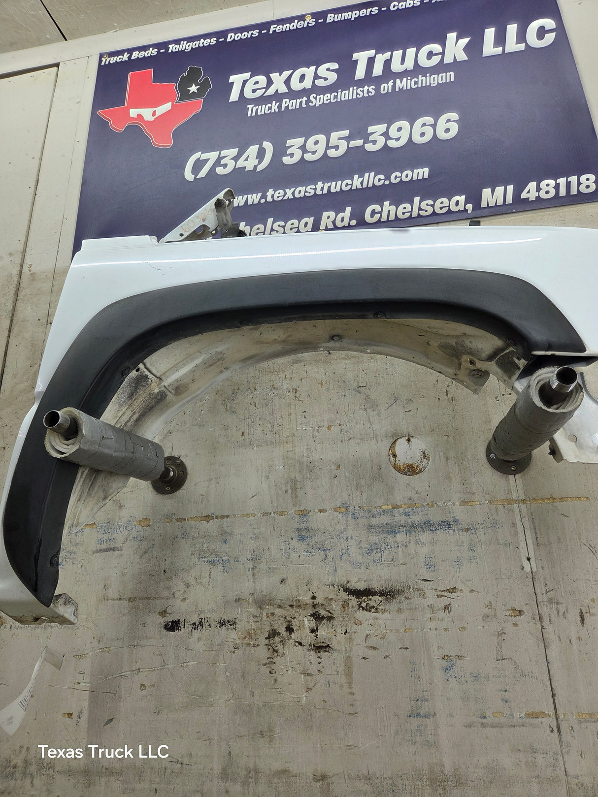 2003-2007 Chevrolet Silverado / Tahoe / Suburban 1500 2500 3500 HD RH Passenger Side "Cateye" Front Fender - Summit White