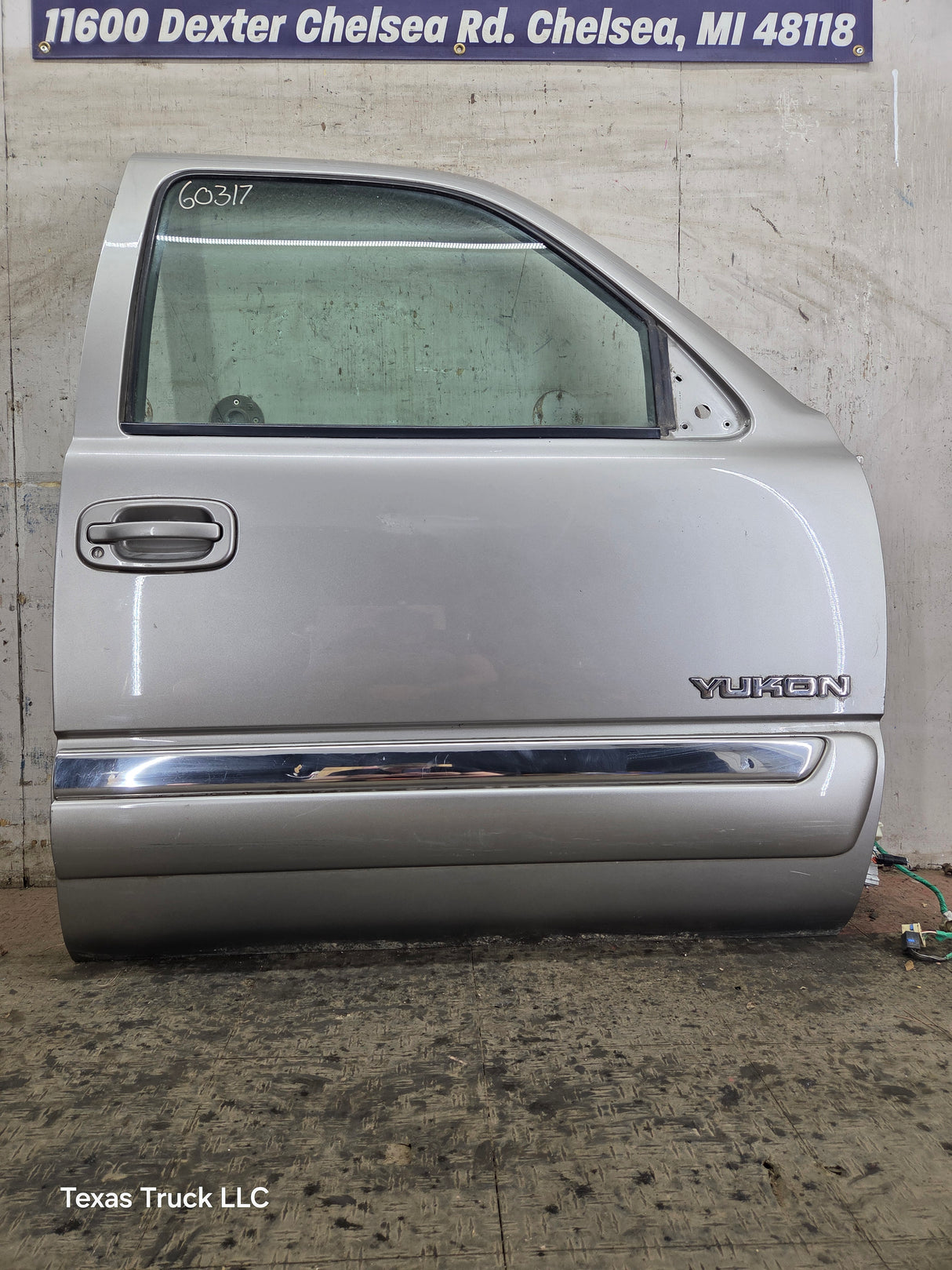 1999-2006 Chevrolet Silverado / GMC Sierra 1500 2500 3500 HD Front Passenger Side Door RH