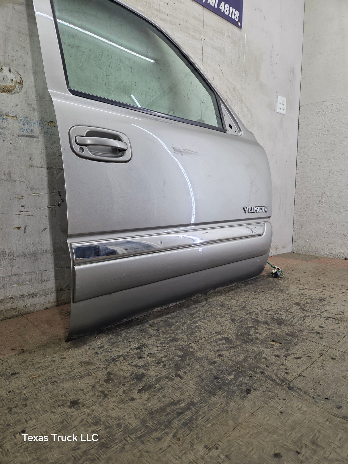 1999-2006 Chevrolet Silverado / GMC Sierra 1500 2500 3500 HD Front Passenger Side Door RH
