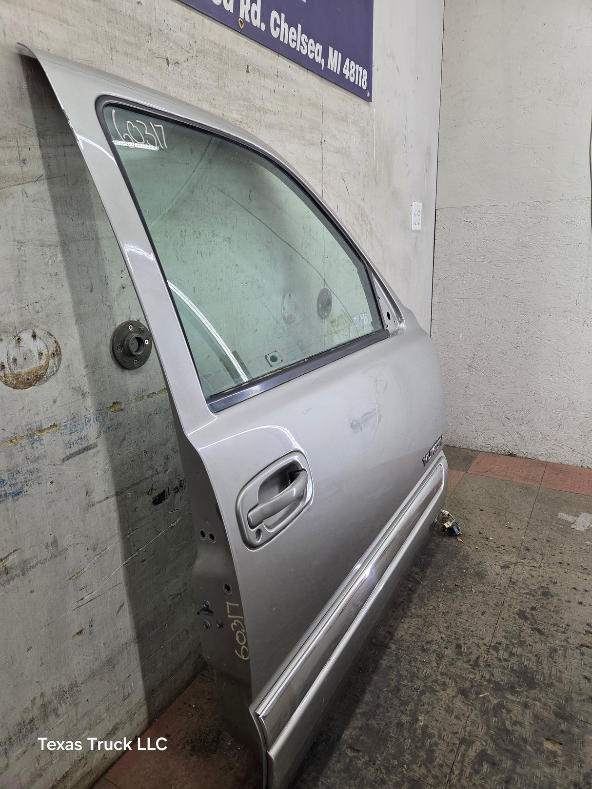 1999-2006 Chevrolet Silverado / GMC Sierra 1500 2500 3500 HD Front Passenger Side Door RH