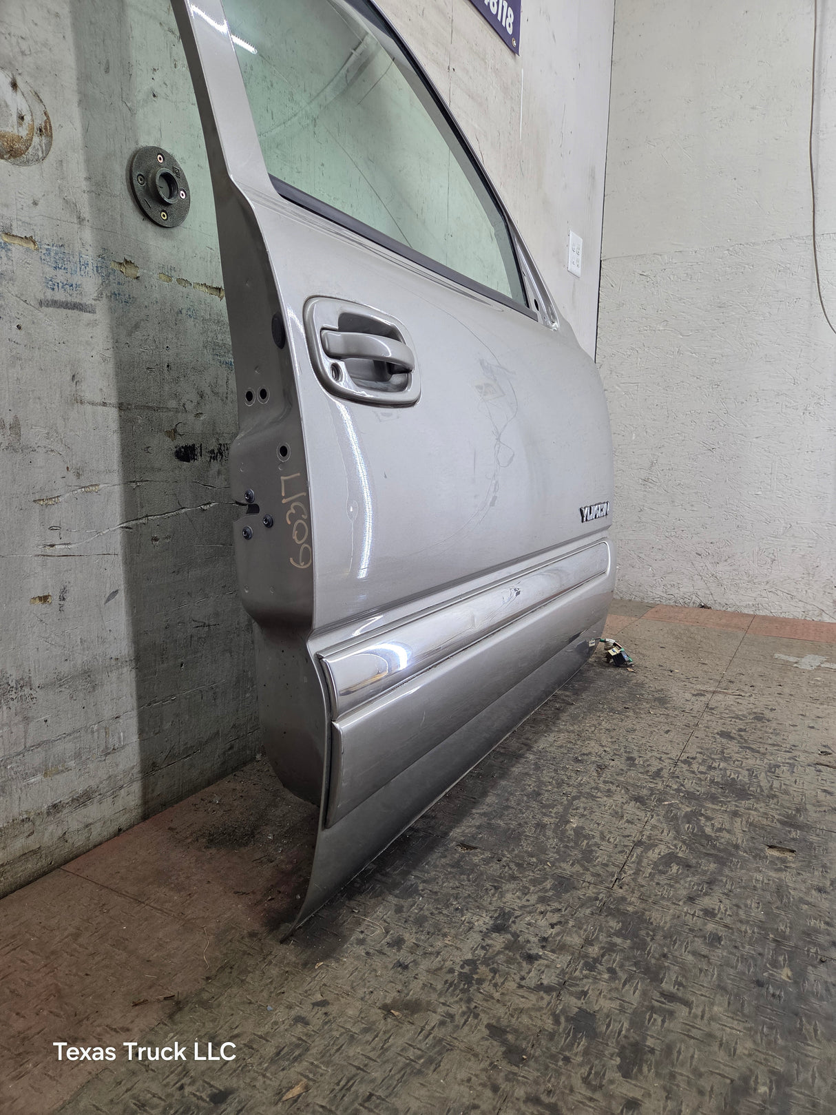 1999-2006 Chevrolet Silverado / GMC Sierra 1500 2500 3500 HD Front Passenger Side Door RH