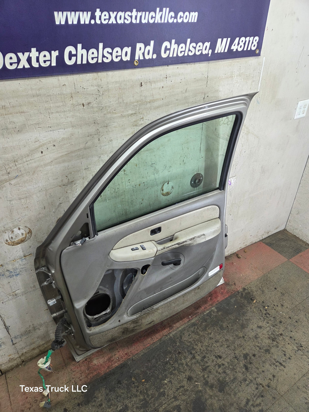 1999-2006 Chevrolet Silverado / GMC Sierra 1500 2500 3500 HD Front Passenger Side Door RH