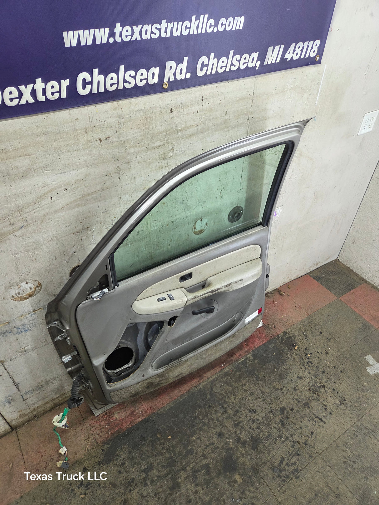 1999-2006 Chevrolet Silverado / GMC Sierra 1500 2500 3500 HD Front Passenger Side Door RH