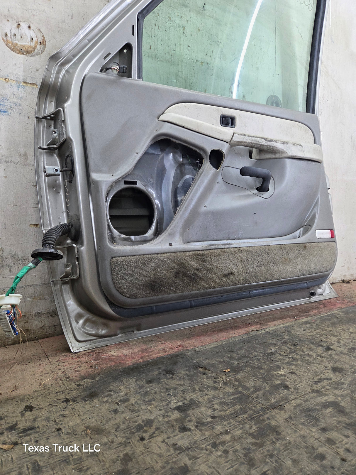 1999-2006 Chevrolet Silverado / GMC Sierra 1500 2500 3500 HD Front Passenger Side Door RH