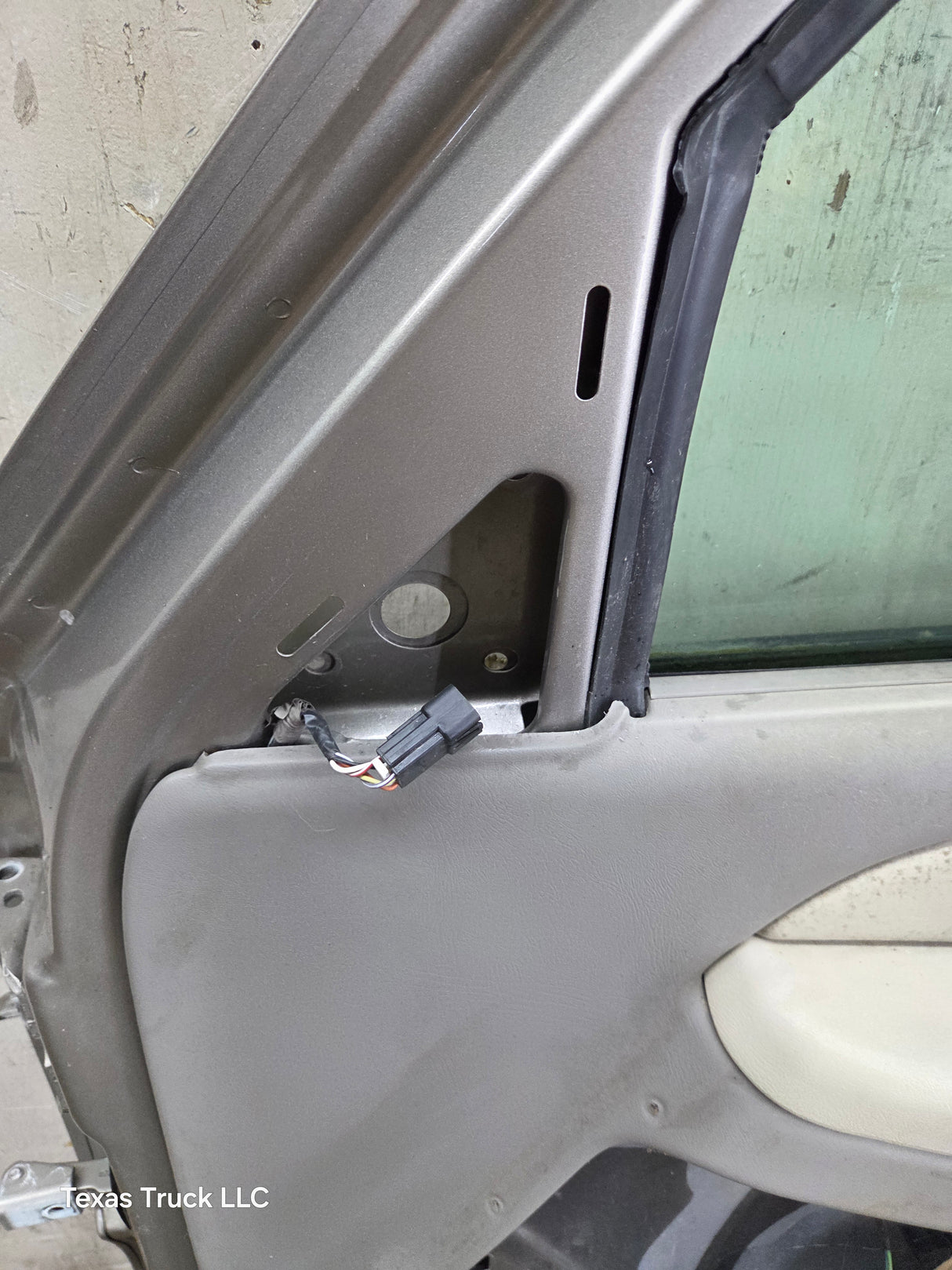 1999-2006 Chevrolet Silverado / GMC Sierra 1500 2500 3500 HD Front Passenger Side Door RH