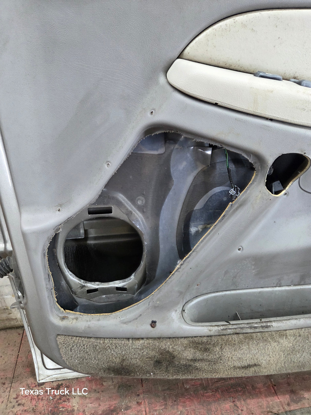 1999-2006 Chevrolet Silverado / GMC Sierra 1500 2500 3500 HD Front Passenger Side Door RH