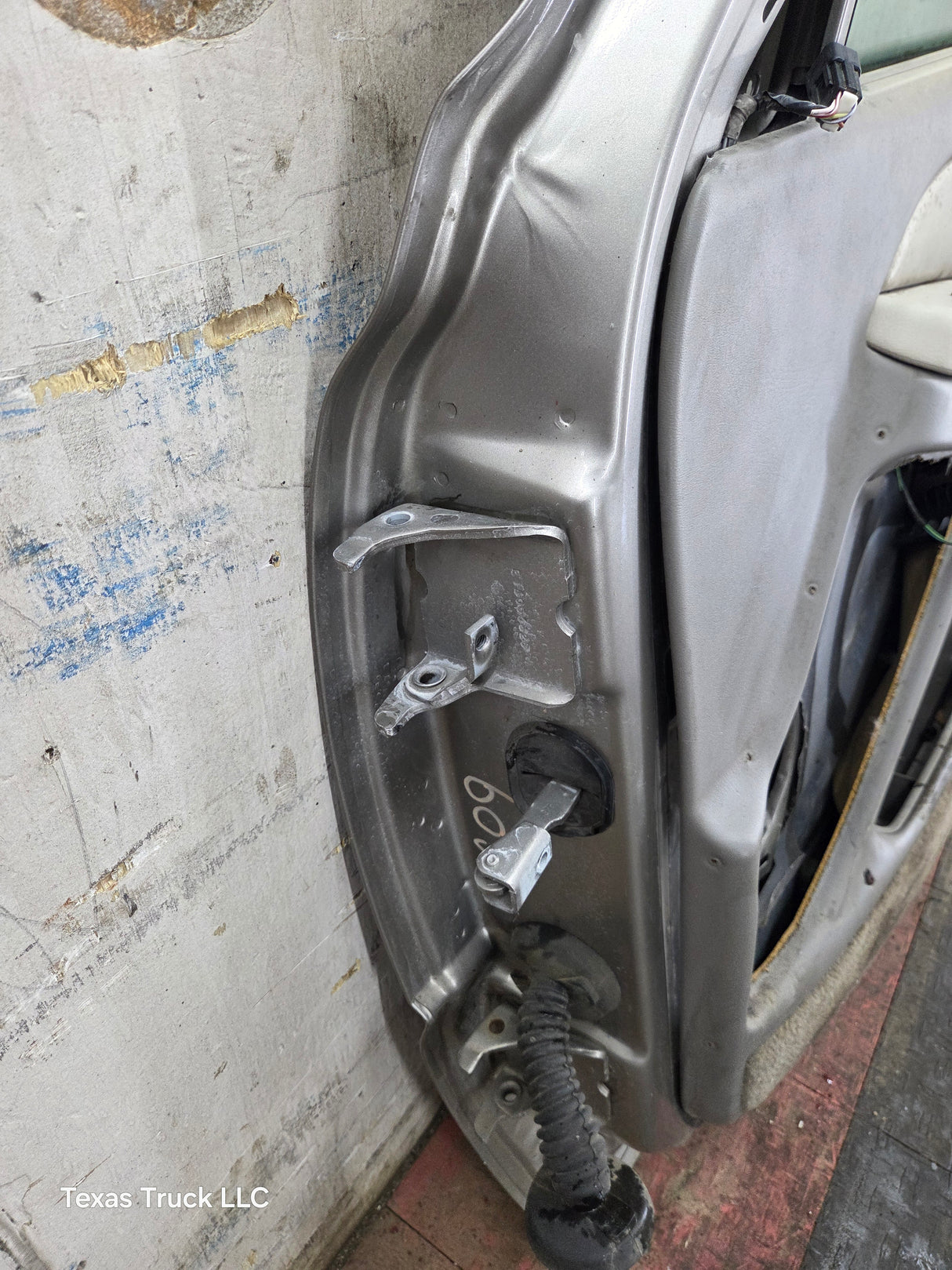 1999-2006 Chevrolet Silverado / GMC Sierra 1500 2500 3500 HD Front Passenger Side Door RH