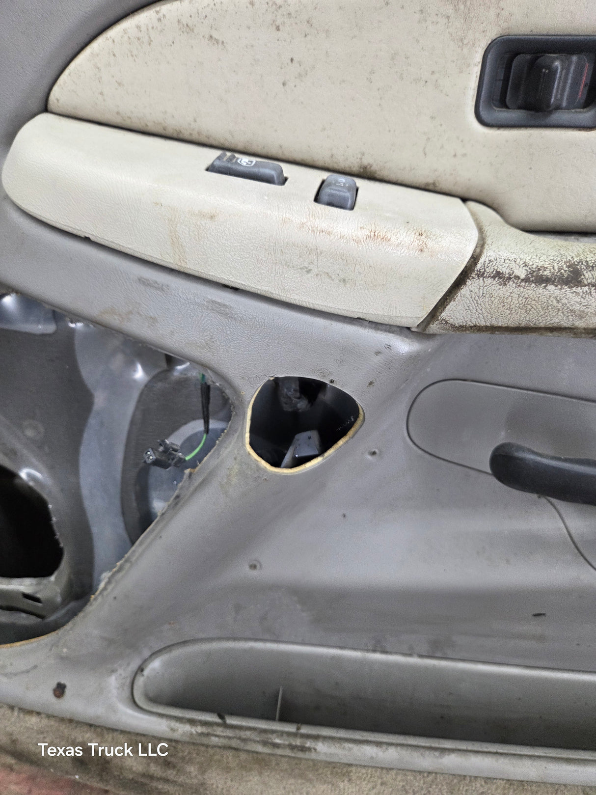 1999-2006 Chevrolet Silverado / GMC Sierra 1500 2500 3500 HD Front Passenger Side Door RH