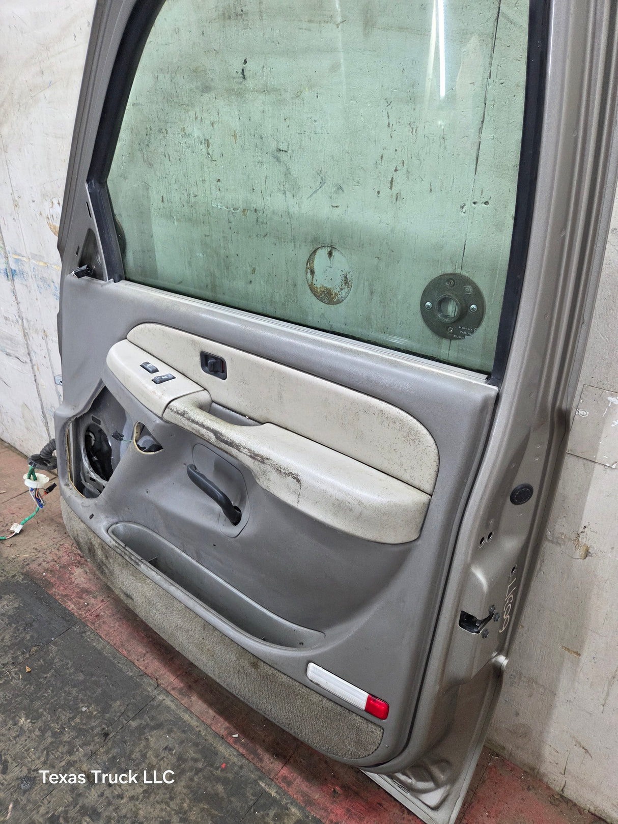 1999-2006 Chevrolet Silverado / GMC Sierra 1500 2500 3500 HD Front Passenger Side Door RH