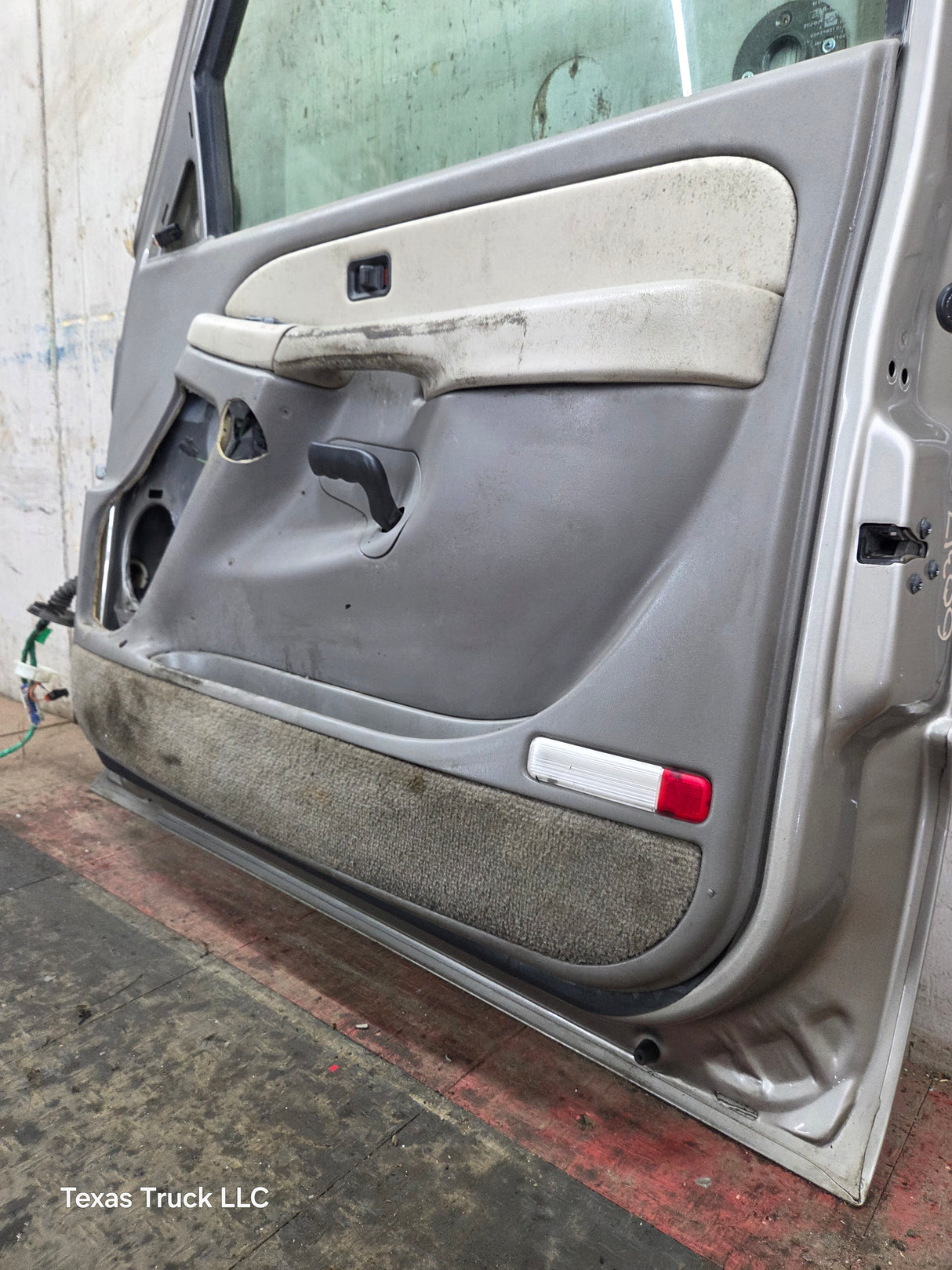 1999-2006 Chevrolet Silverado / GMC Sierra 1500 2500 3500 HD Front Passenger Side Door RH