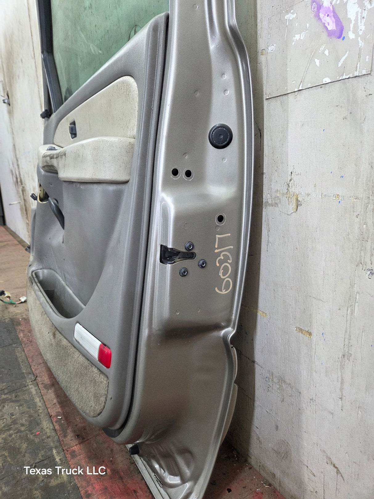 1999-2006 Chevrolet Silverado / GMC Sierra 1500 2500 3500 HD Front Passenger Side Door RH