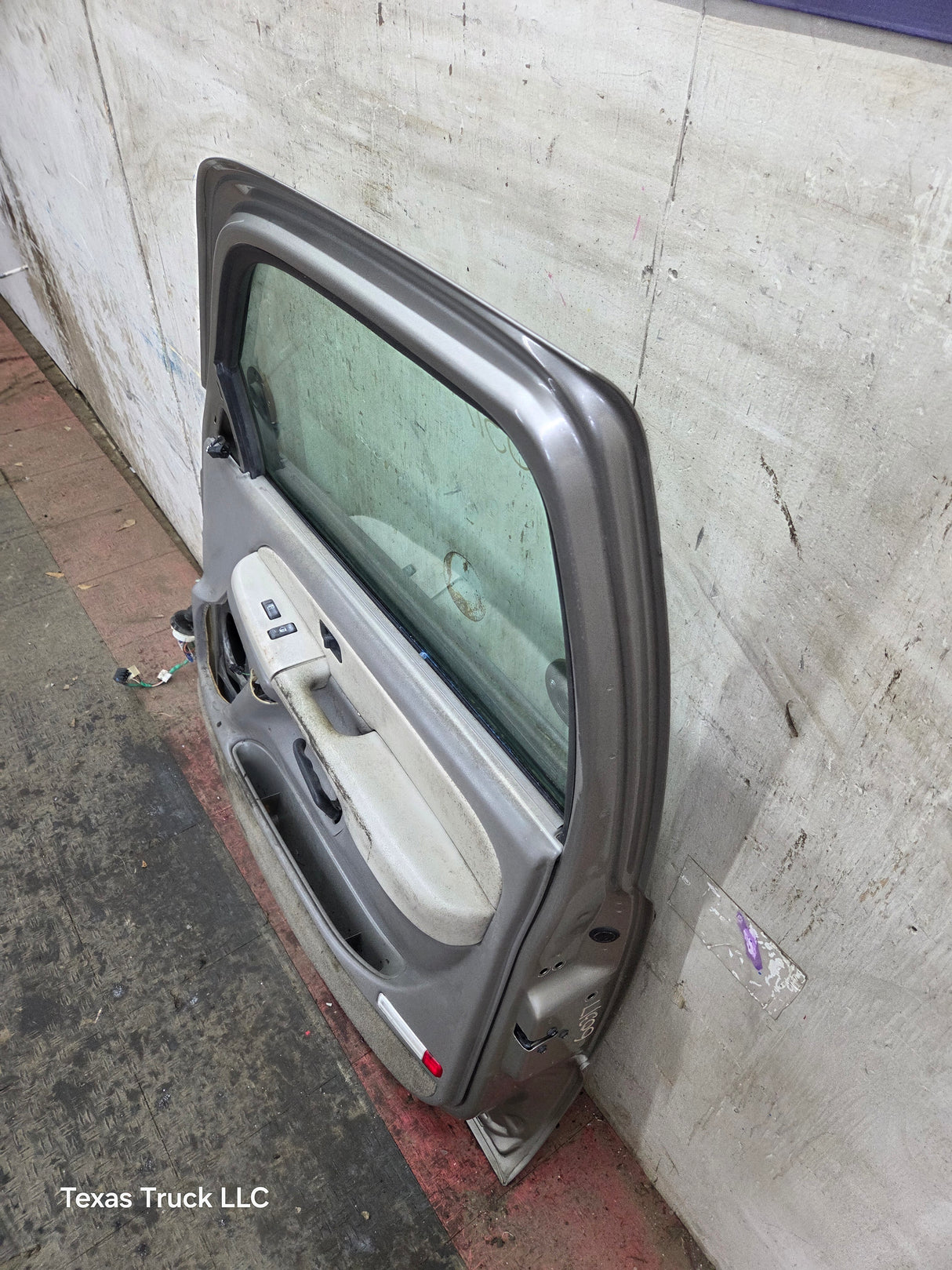 1999-2006 Chevrolet Silverado / GMC Sierra 1500 2500 3500 HD Front Passenger Side Door RH