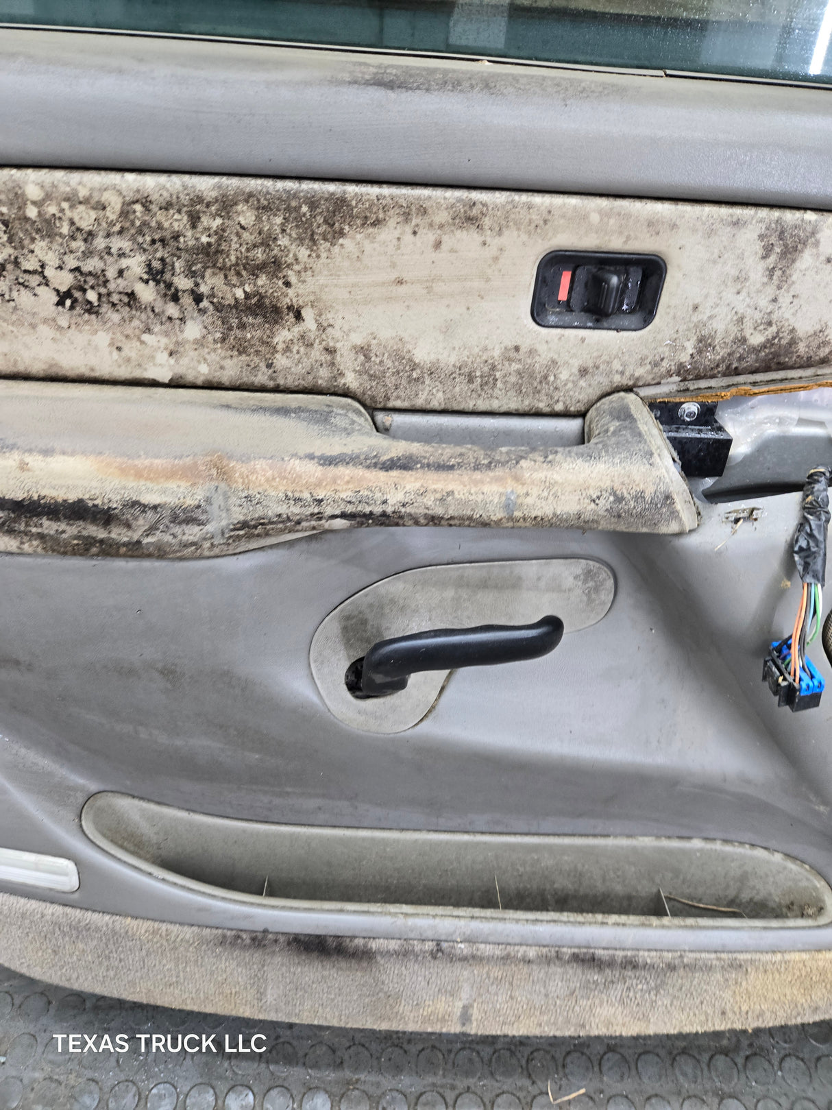 1999-2006 Chevrolet Silverado / GMC Sierra 1500 2500 3500 HD Front Driver Side Door LH