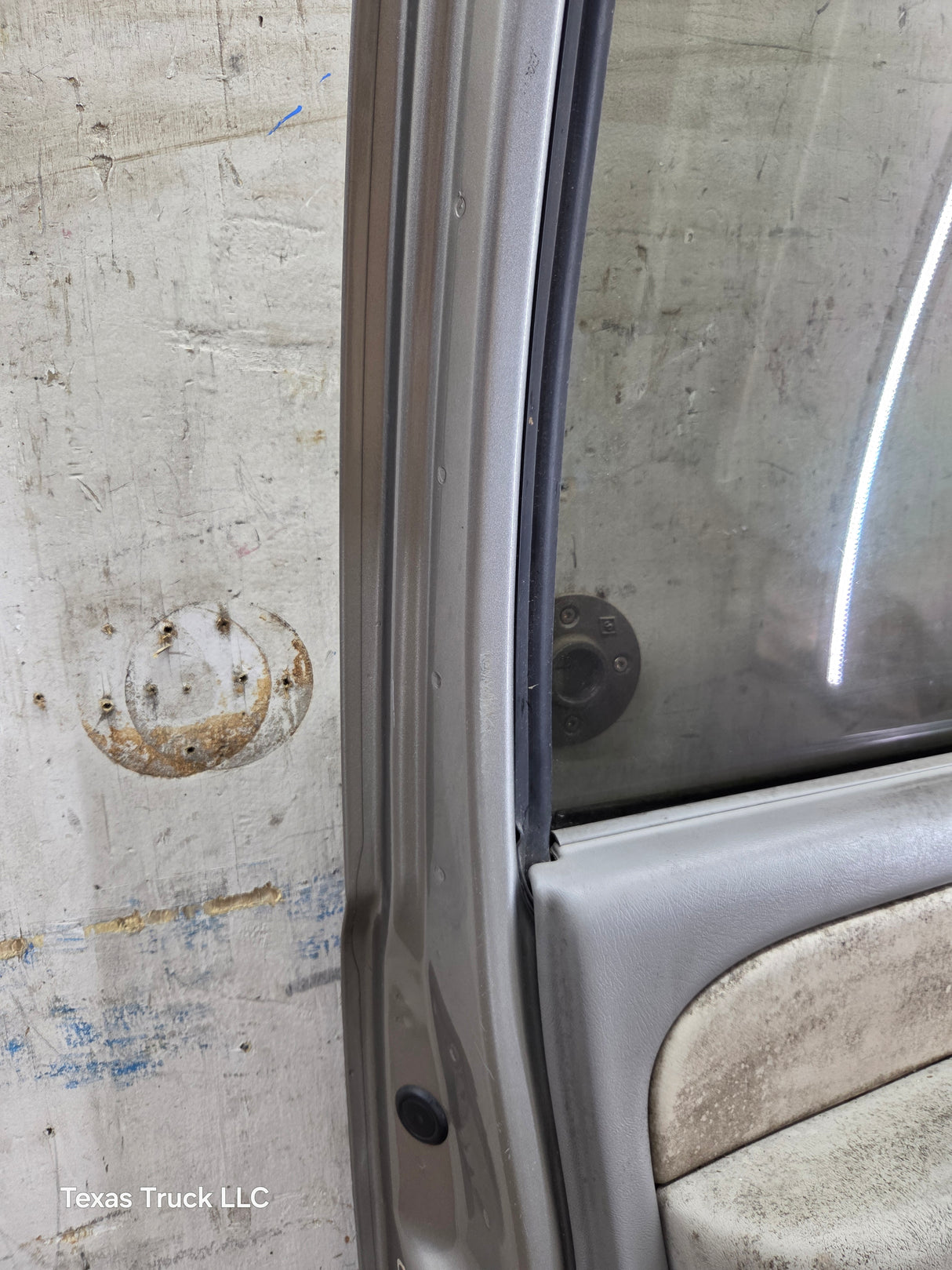 1999-2006 Chevrolet Silverado / GMC Sierra 1500 2500 3500 HD Front Driver Side Door LH