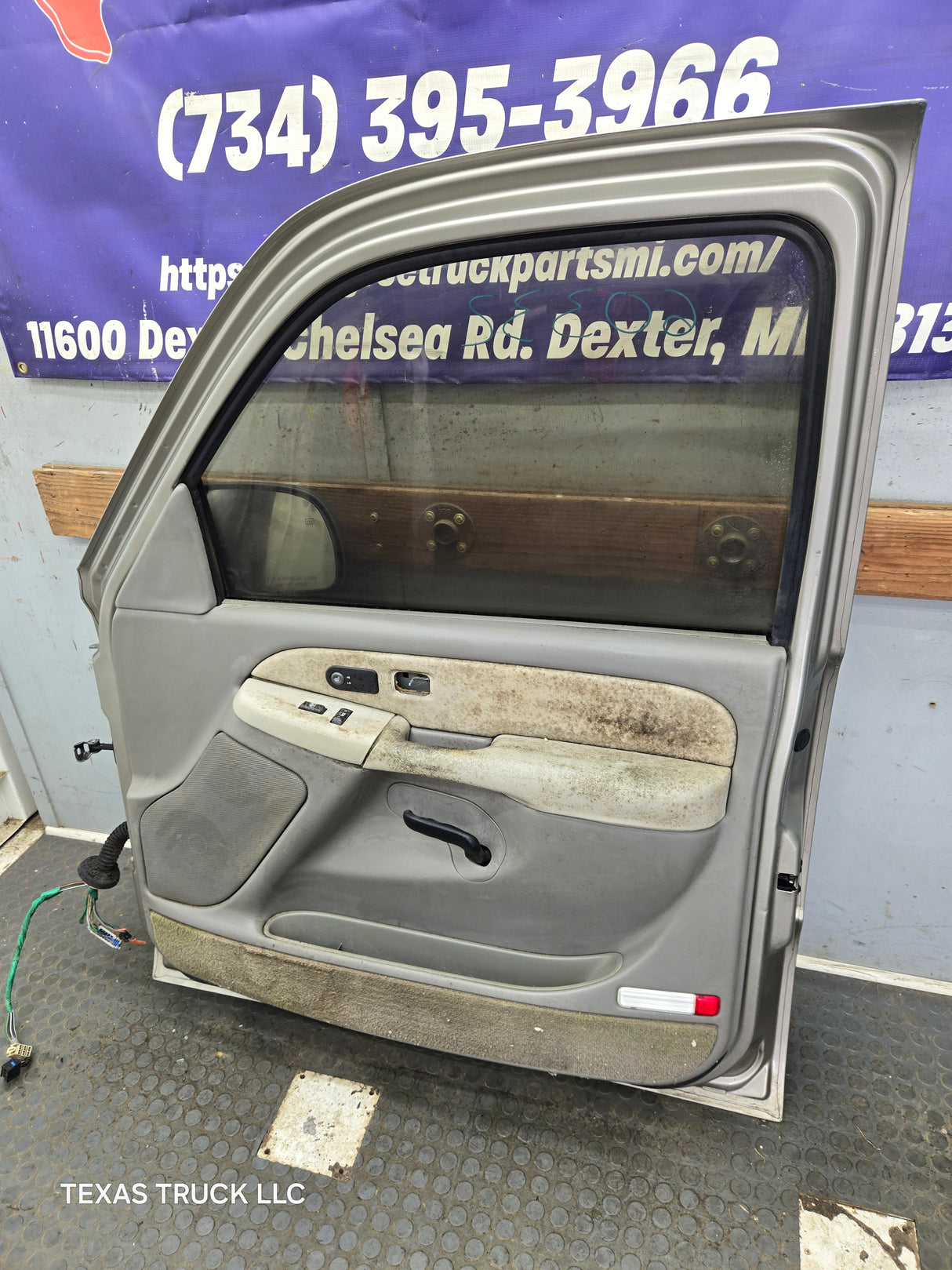 1999-2006 Chevrolet Silverado / GMC Sierra 1500 2500 3500 HD Front Passenger side Door RH