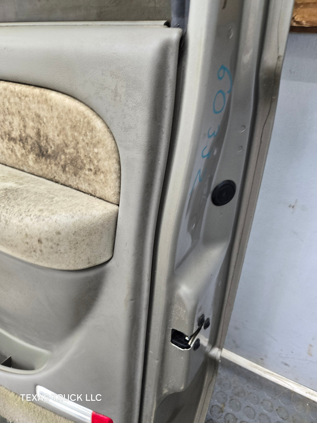 1999-2006 Chevrolet Silverado / GMC Sierra 1500 2500 3500 HD Front Passenger side Door RH