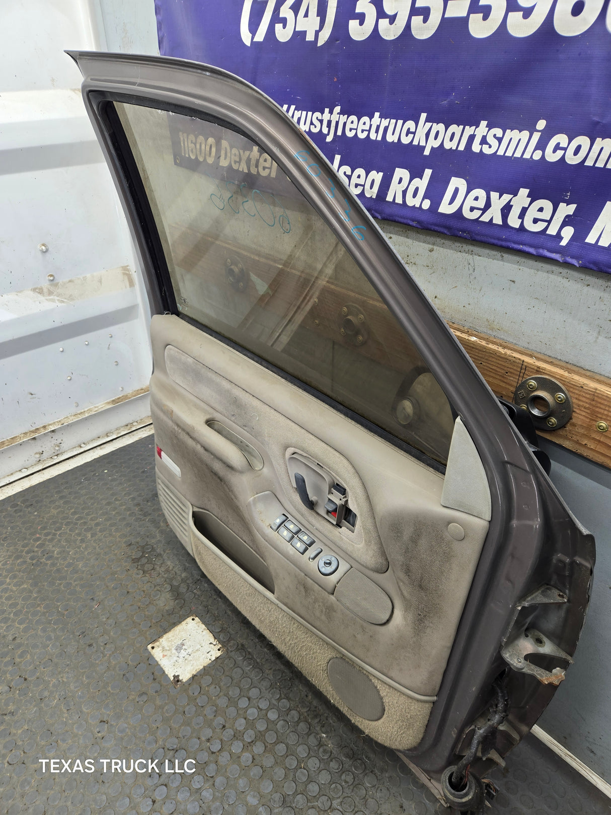 1988-2000 Chevrolet Silverado Suburban GMC Sierra LH Front Driver Side Door