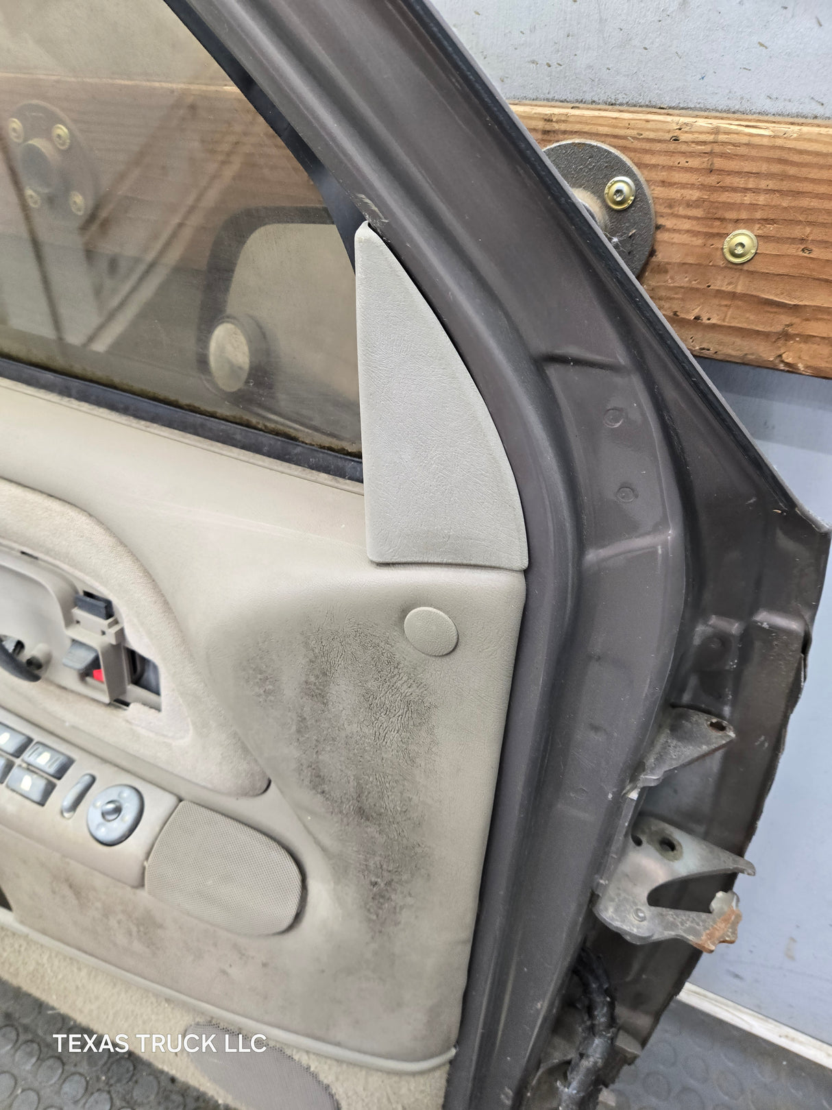 1988-2000 Chevrolet Silverado Suburban GMC Sierra LH Front Driver Side Door