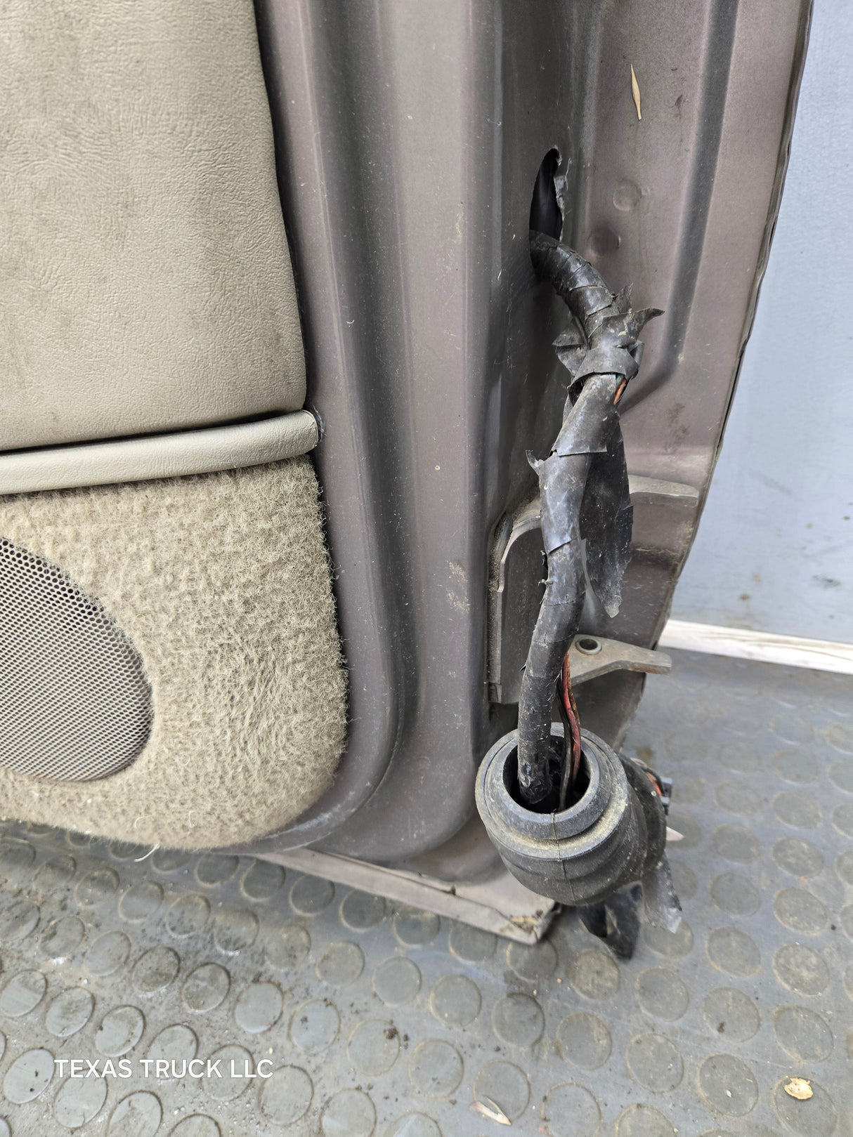 1988-2000 Chevrolet Silverado Suburban GMC Sierra LH Front Driver Side Door