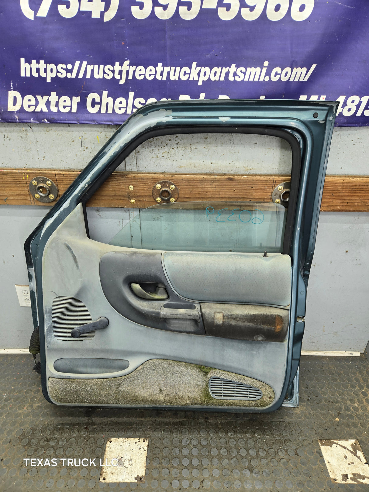 2003-2005 Ford Ranger Passenger Side Front Right Hand Door