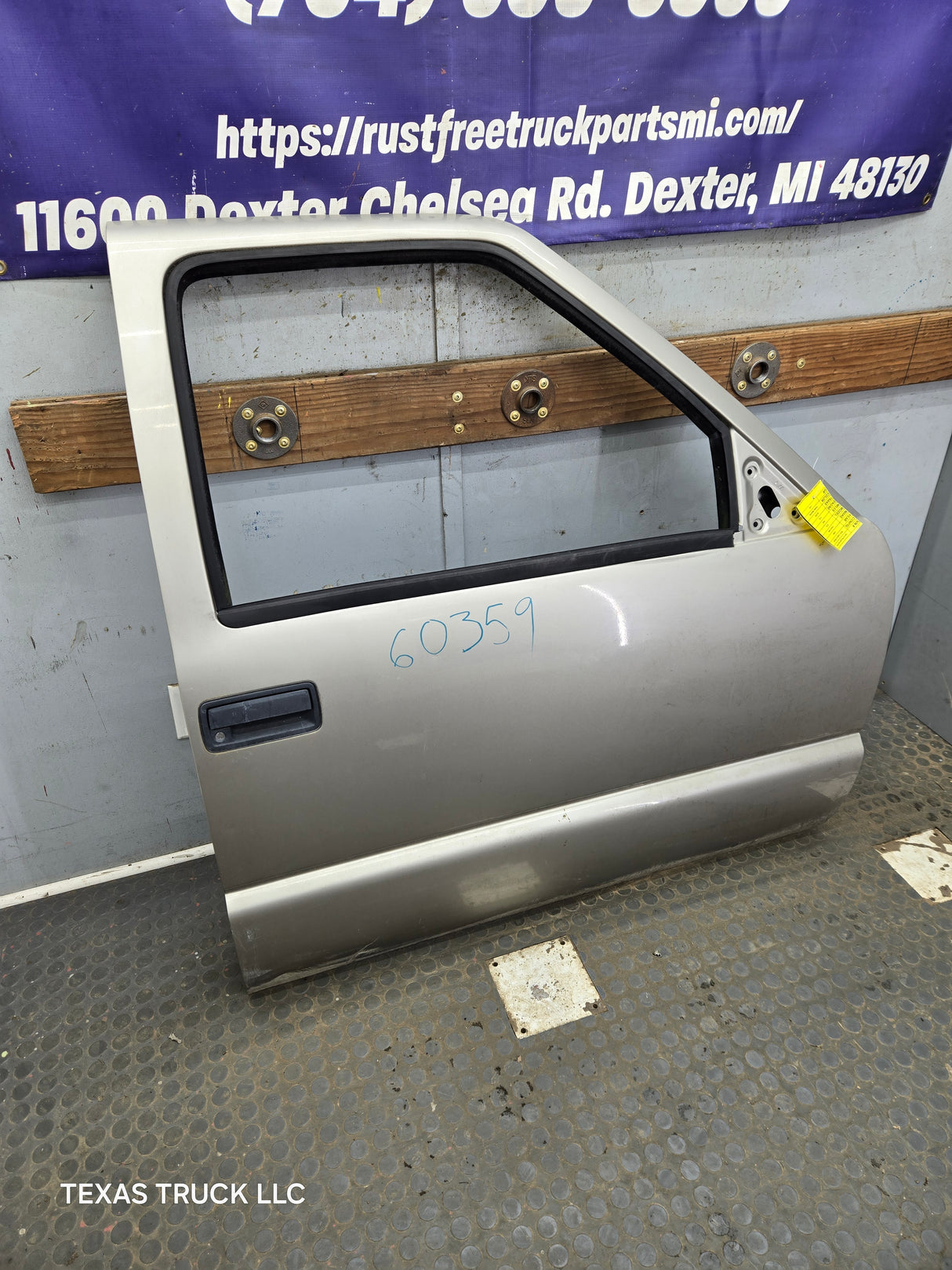 1988-2000 Chevrolet Silverado Suburban GMC Sierra RH Front Passenger Door