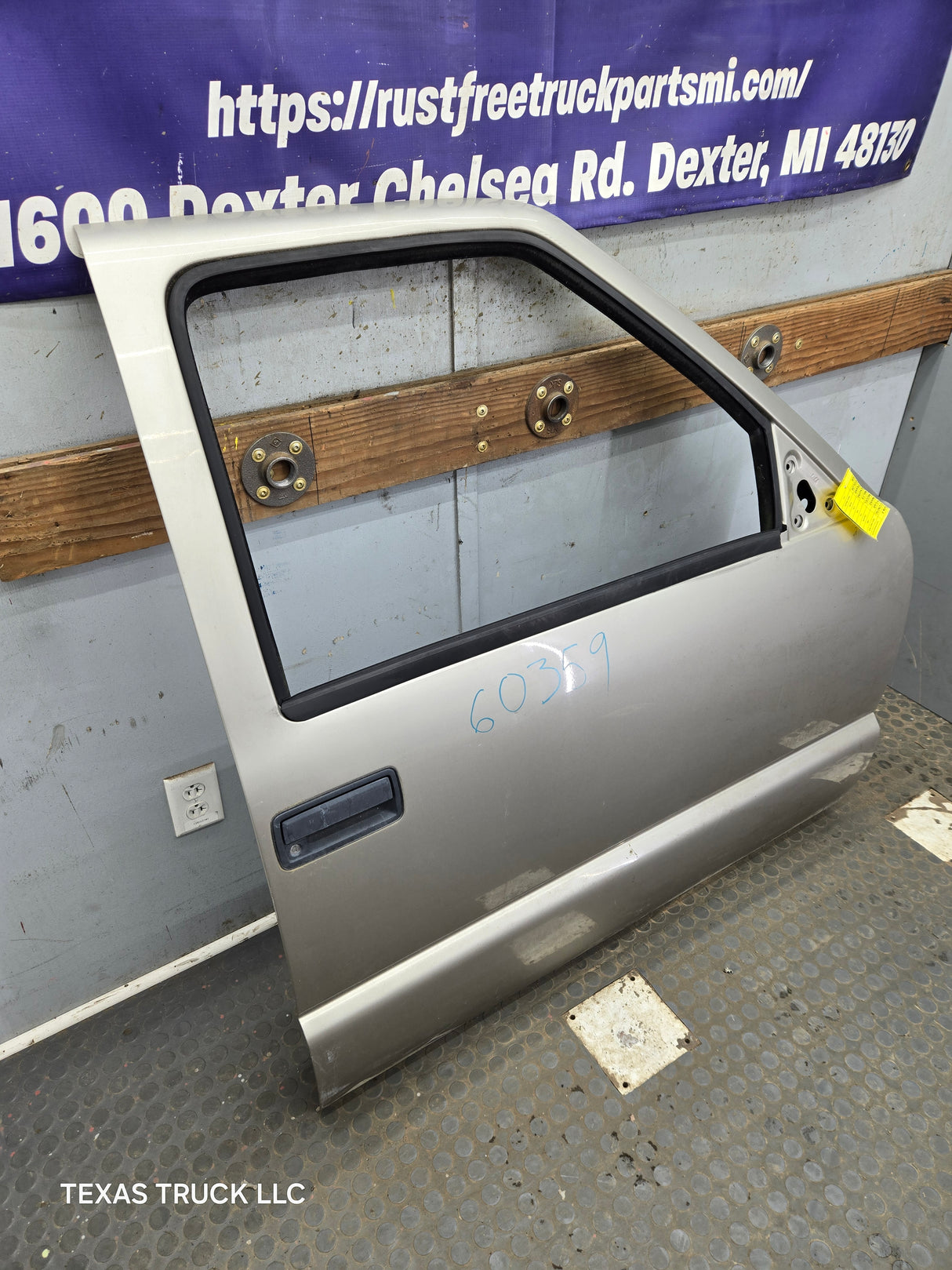 1988-2000 Chevrolet Silverado Suburban GMC Sierra RH Front Passenger Door