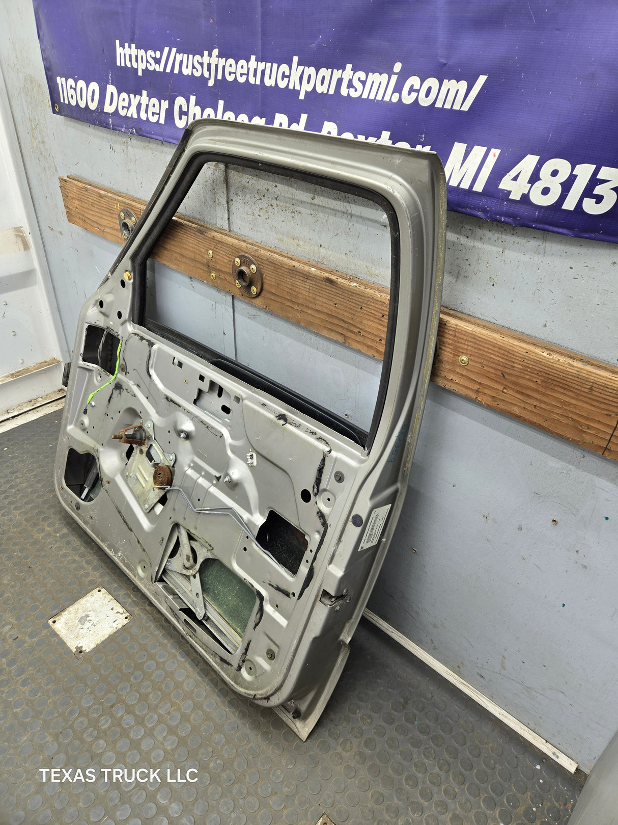 1988-2000 Chevrolet Silverado Suburban GMC Sierra RH Front Passenger Door