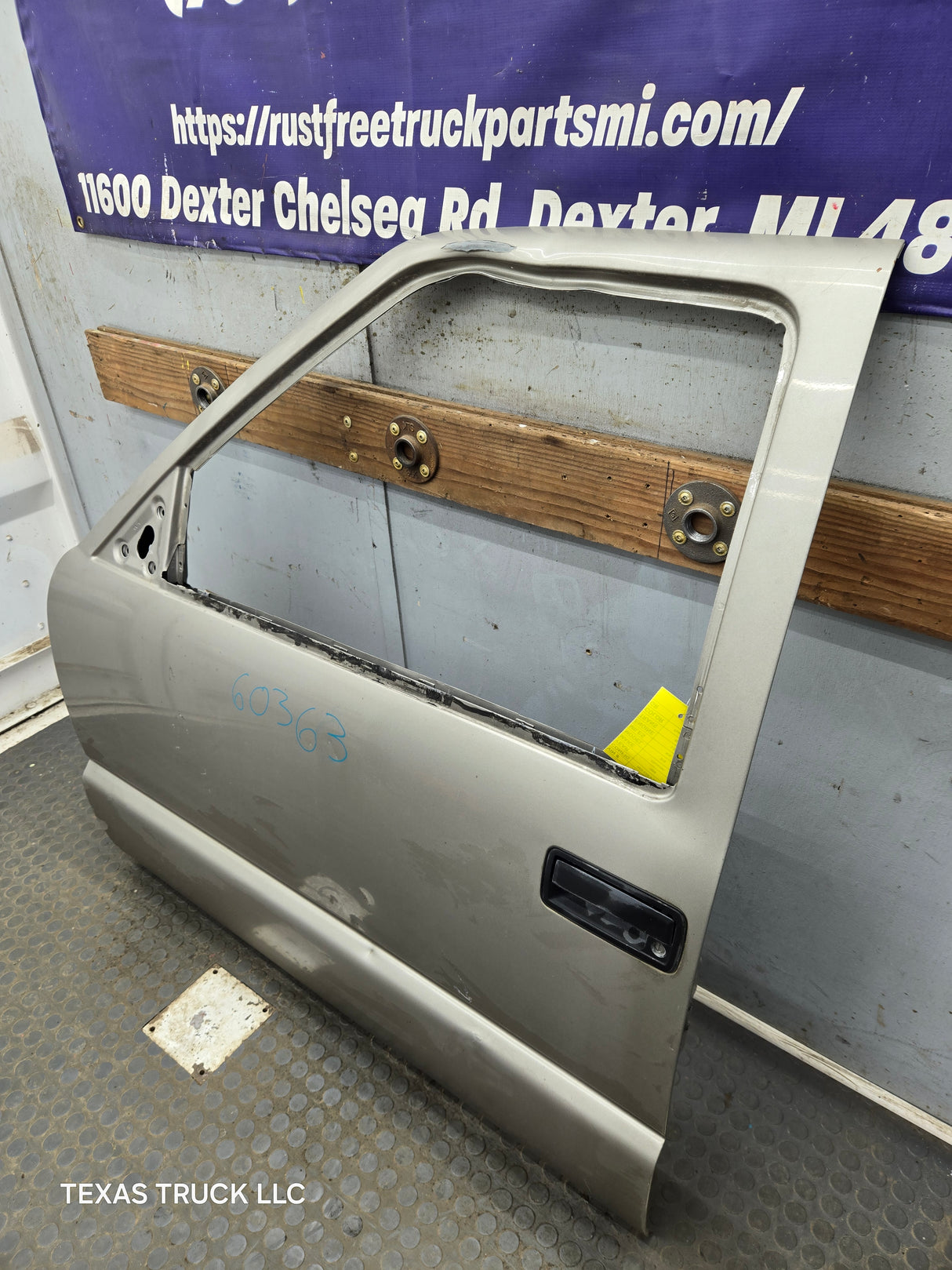 1988-2000 Chevrolet Silverado Suburban GMC Sierra LH Front Driver Side Door