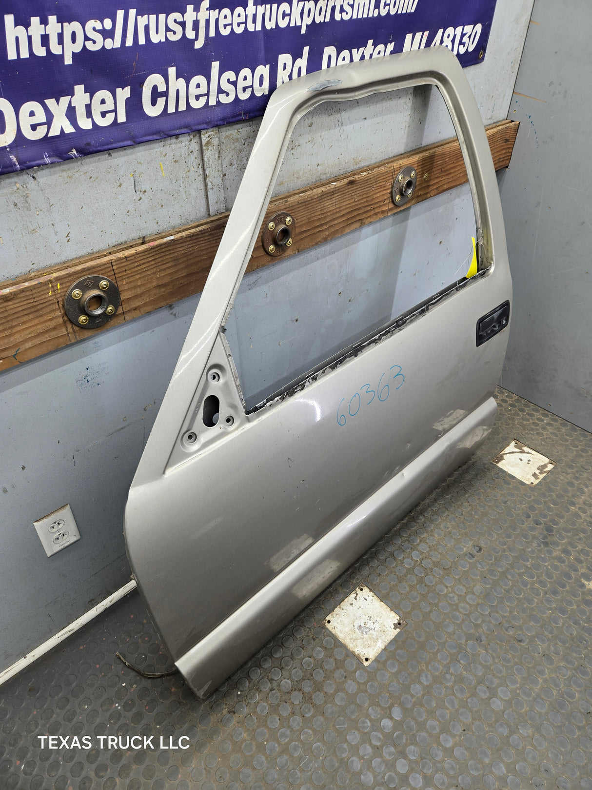 1988-2000 Chevrolet Silverado Suburban GMC Sierra LH Front Driver Side Door