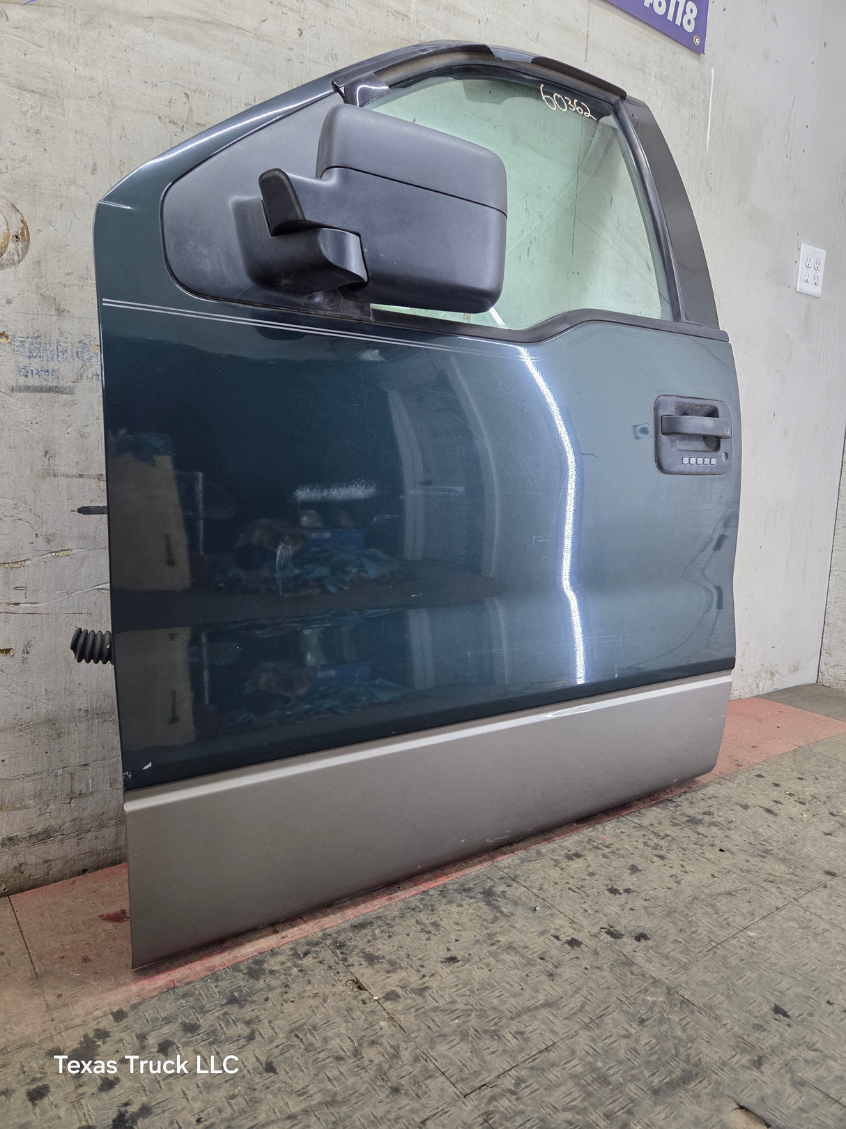 2004-2008 Ford F150 Crew Cab Driver Side Front Door LH
