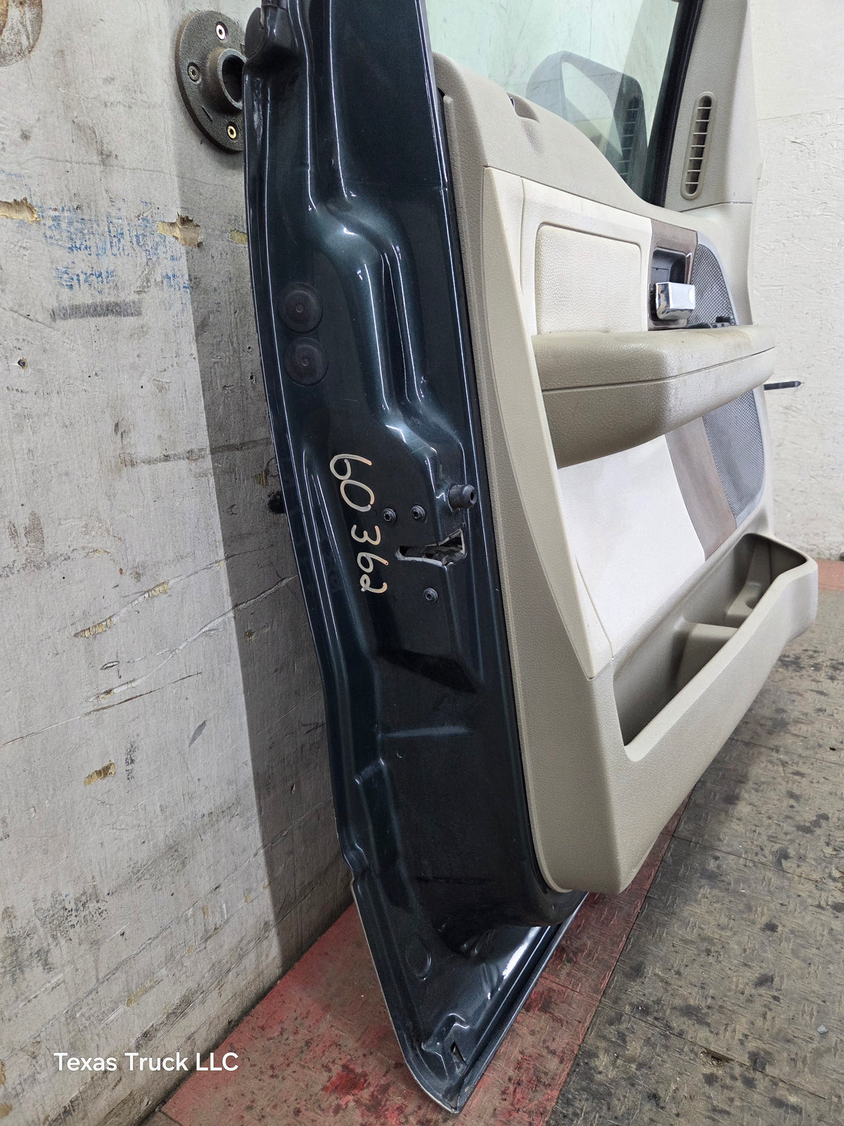 2004-2008 Ford F150 Crew Cab Driver Side Front Door LH