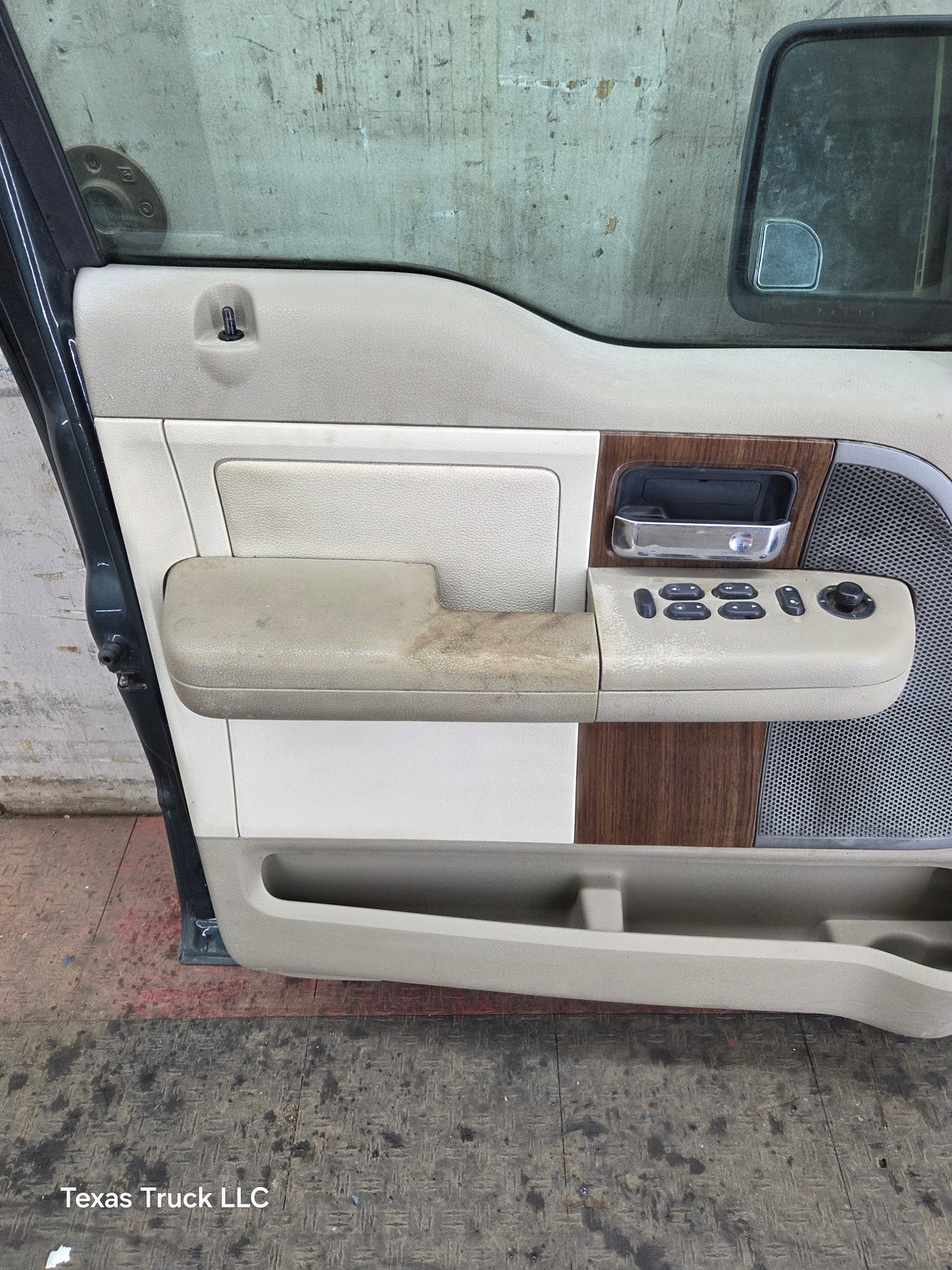 2004-2008 Ford F150 Crew Cab Driver Side Front Door LH
