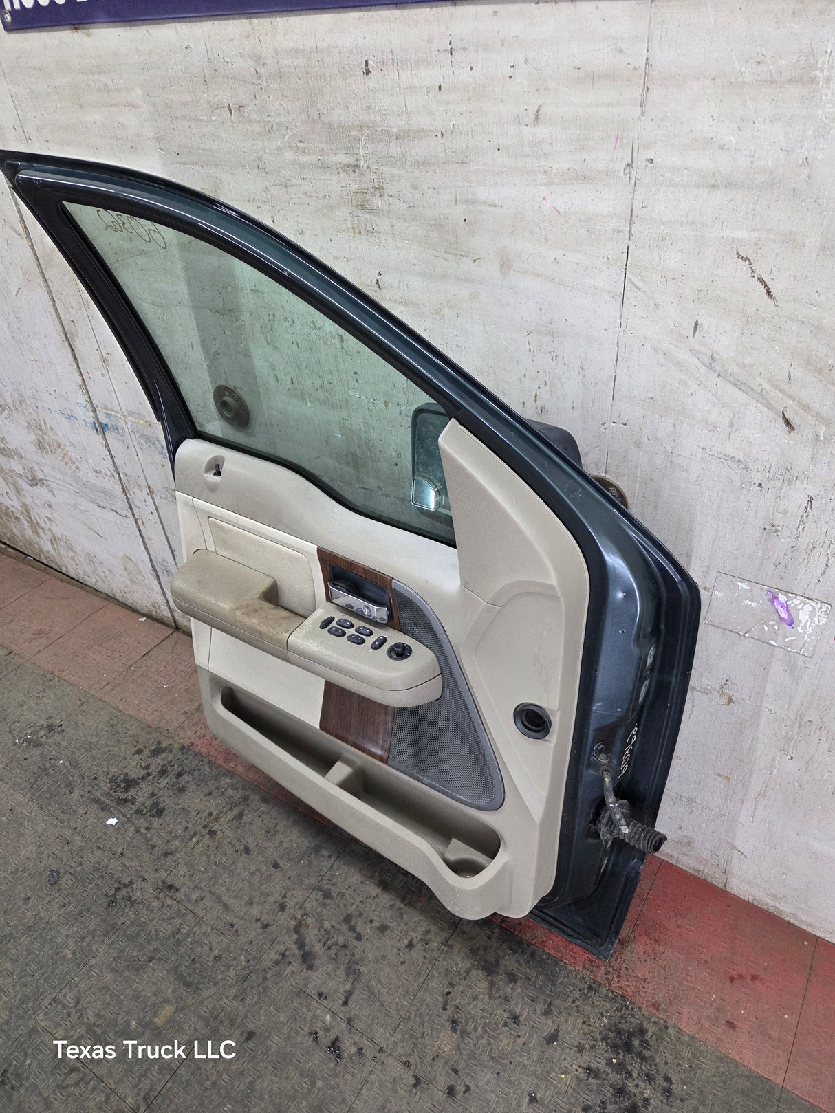 2004-2008 Ford F150 Crew Cab Driver Side Front Door LH