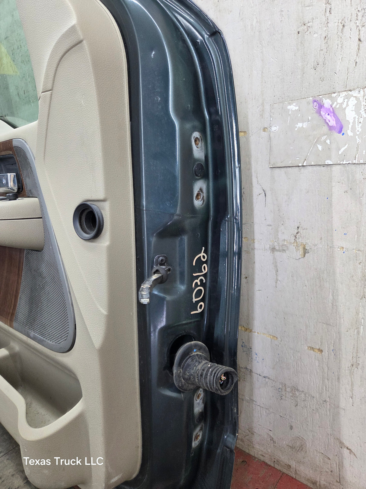 2004-2008 Ford F150 Crew Cab Driver Side Front Door LH