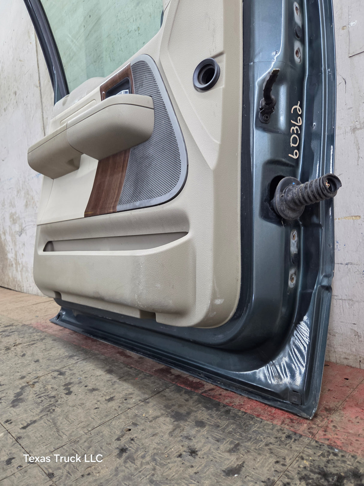 2004-2008 Ford F150 Crew Cab Driver Side Front Door LH