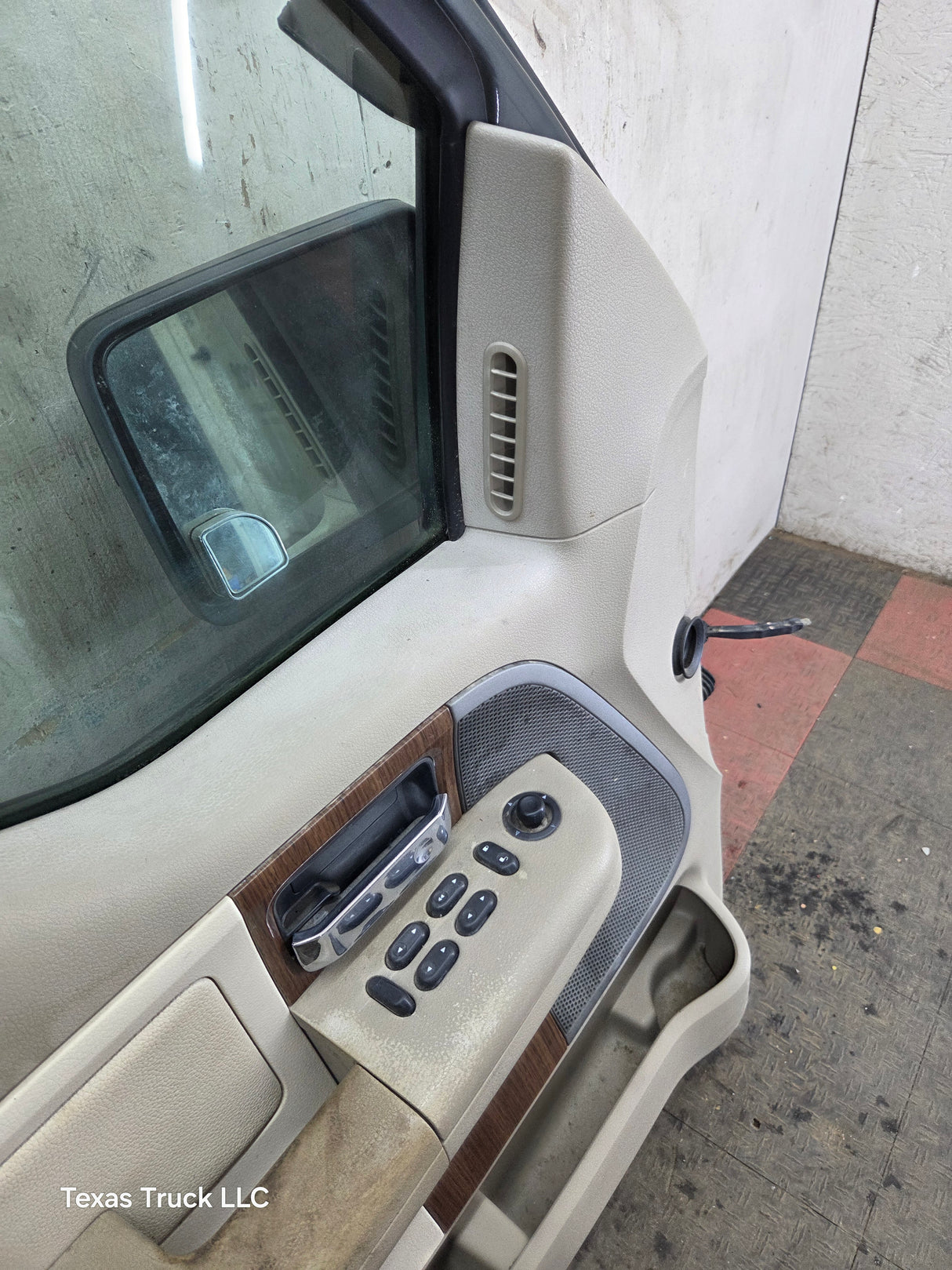 2004-2008 Ford F150 Crew Cab Driver Side Front Door LH