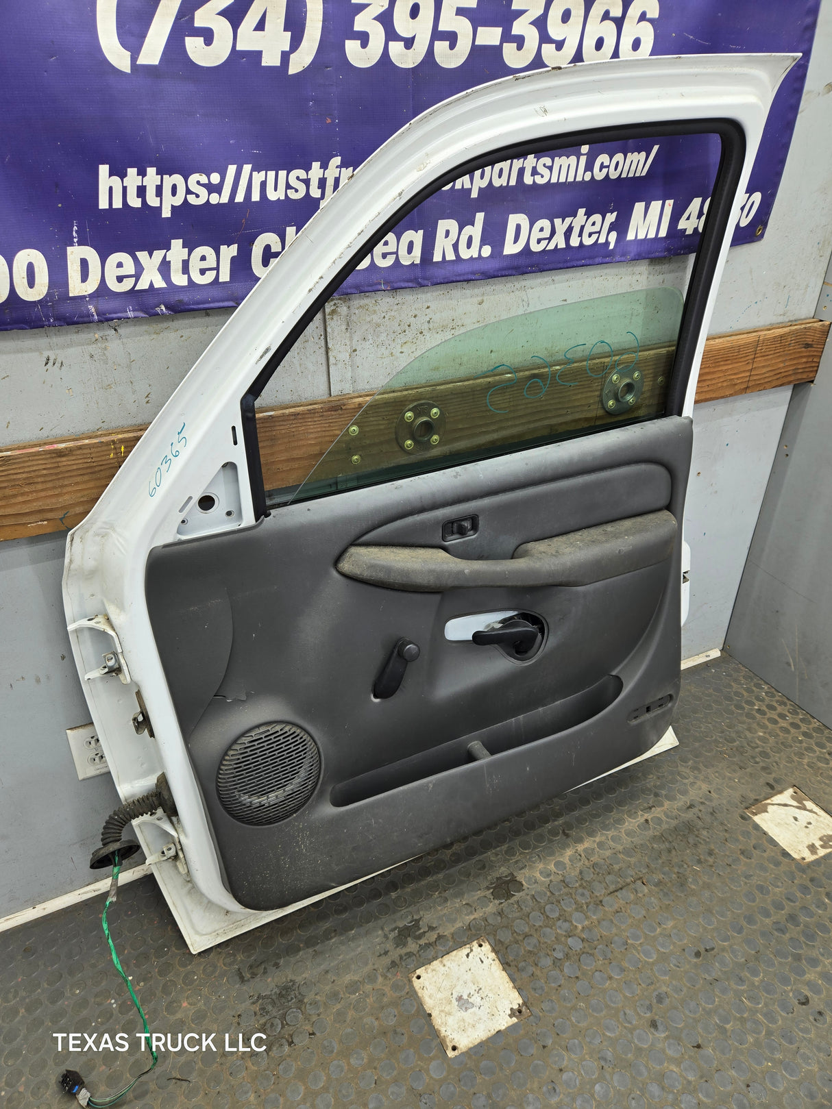 1999-2006 Chevrolet Silverado / GMC Sierra 1500 2500 3500 HD Front Passenger side Door RH