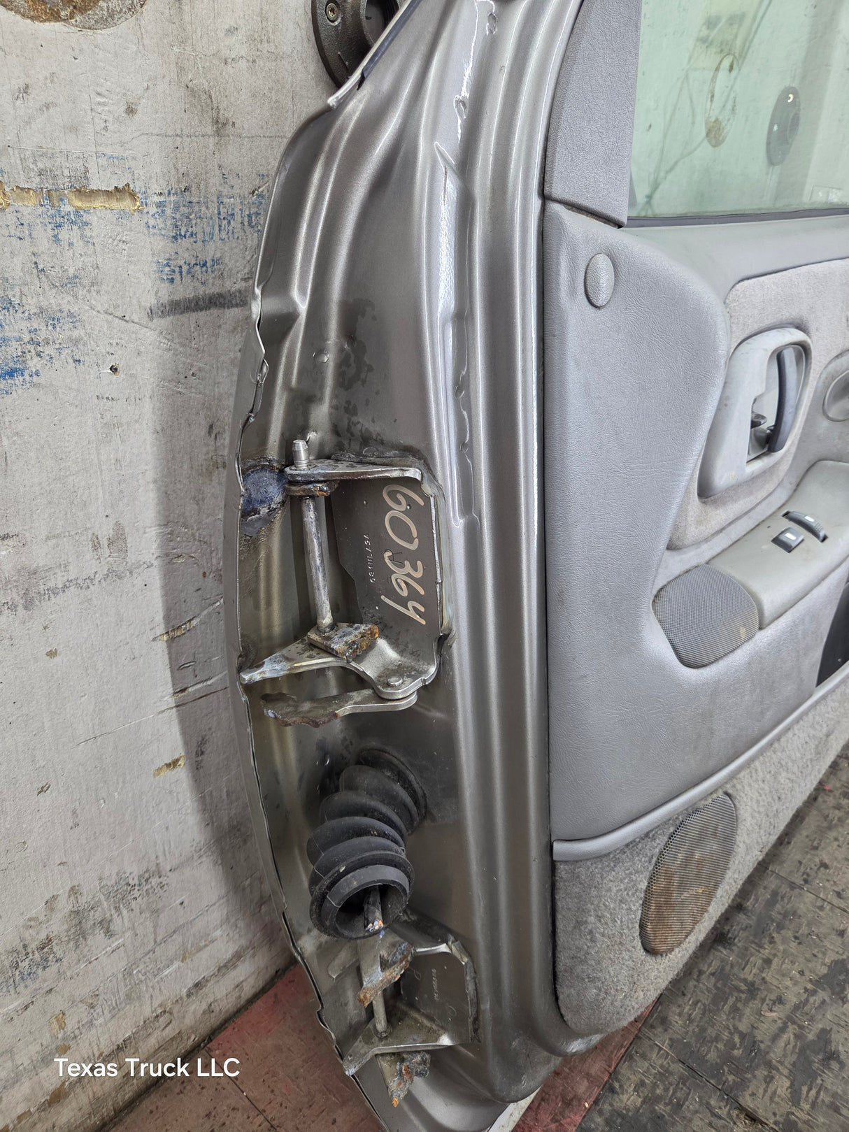 1988-2000 Chevrolet Silverado Suburban GMC Sierra RH Front Passenger Door