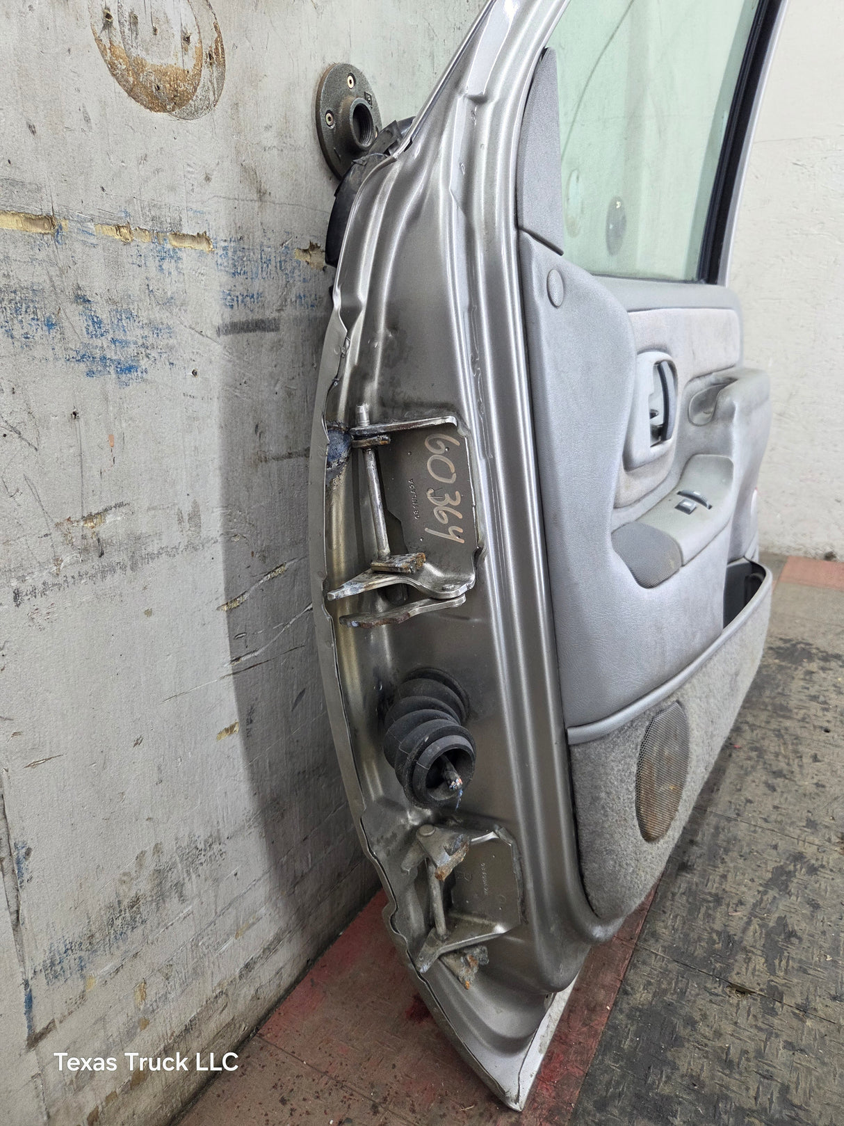 1988-2000 Chevrolet Silverado Suburban GMC Sierra RH Front Passenger Door