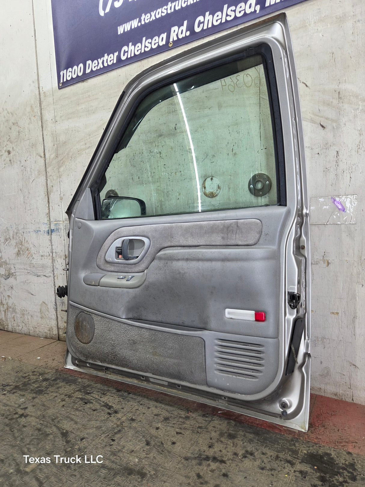 1988-2000 Chevrolet Silverado Suburban GMC Sierra RH Front Passenger Door