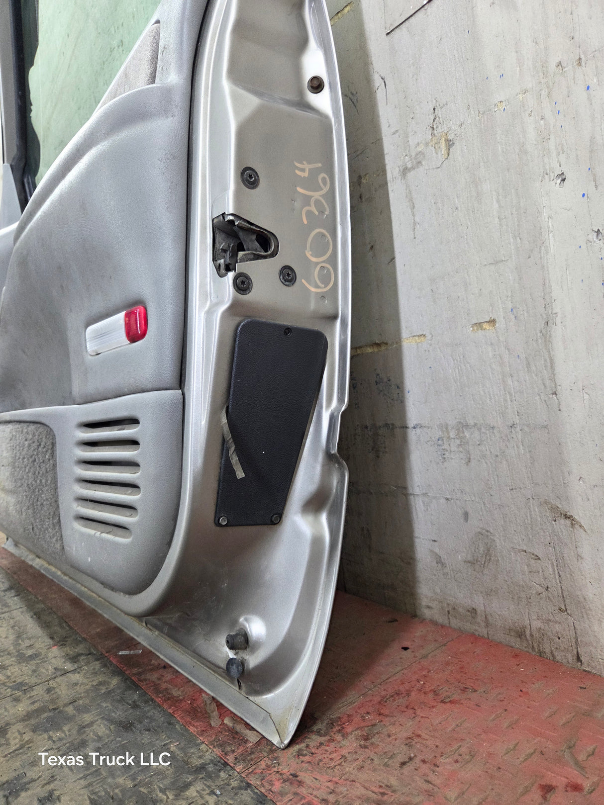 1988-2000 Chevrolet Silverado Suburban GMC Sierra RH Front Passenger Door