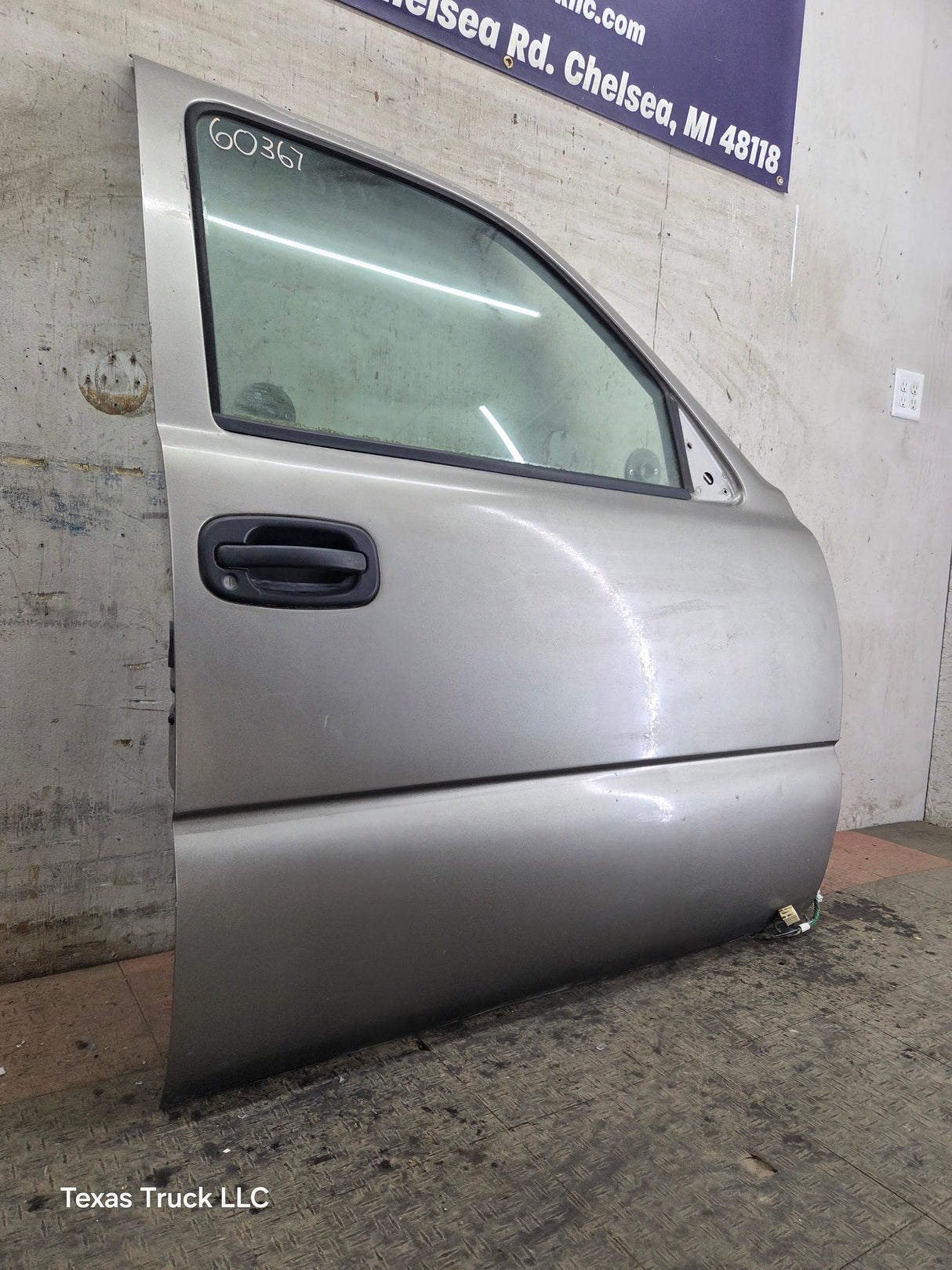 1999-2006 Chevrolet Silverado / GMC Sierra 1500 2500 3500 HD Front Passenger side Door RH