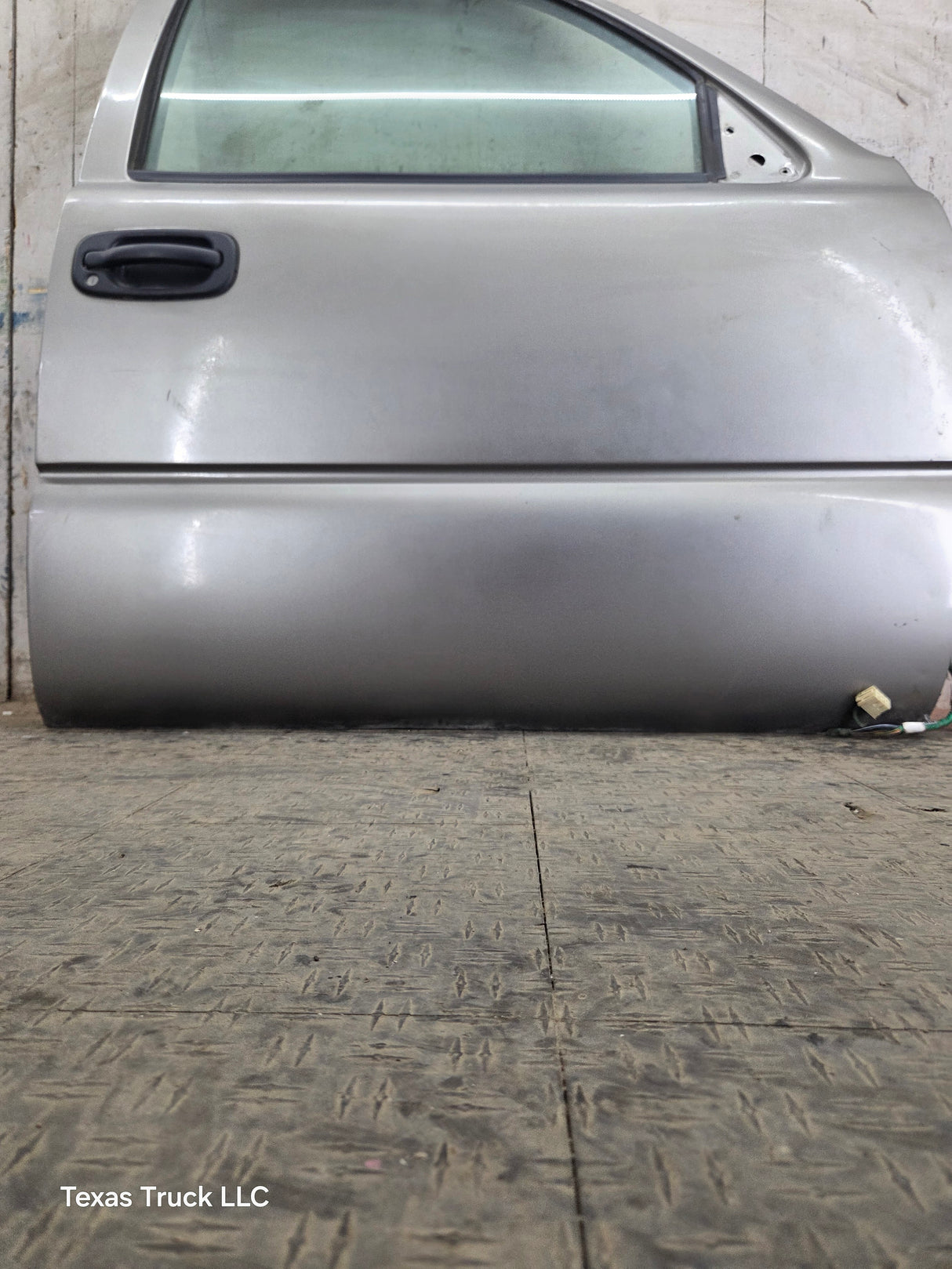 1999-2006 Chevrolet Silverado / GMC Sierra 1500 2500 3500 HD Front Passenger side Door RH
